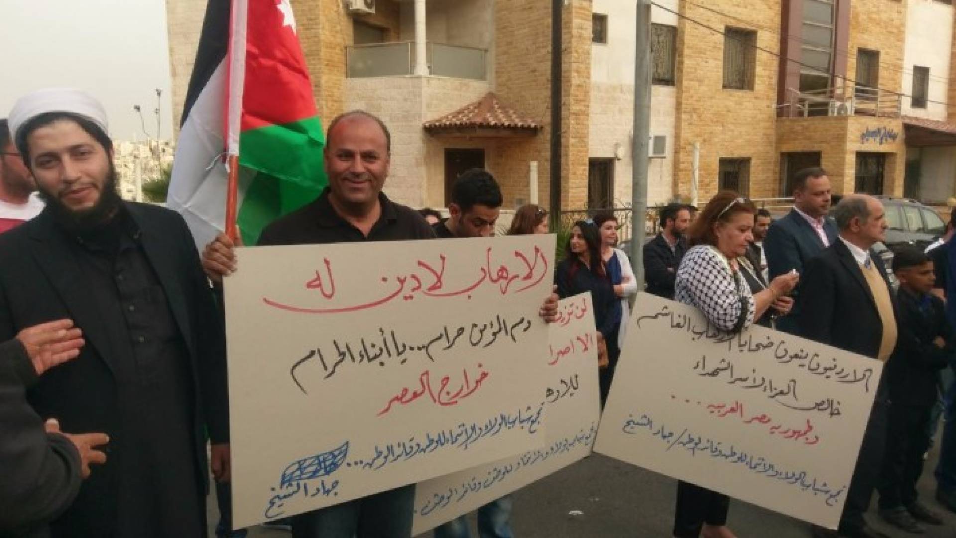 جانب من الوقفة التضامنية أمام السفارة المصرية بعمان 