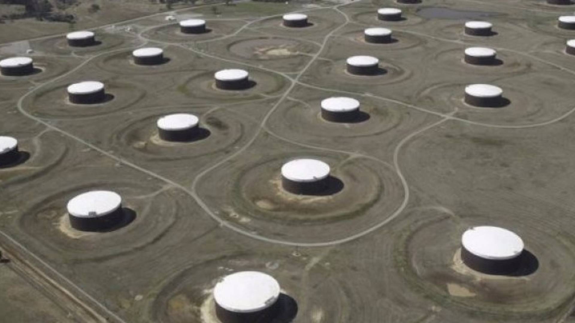 تخزين النفط الخام في كاشينج بولاية اوكلاهوما الأمريكية