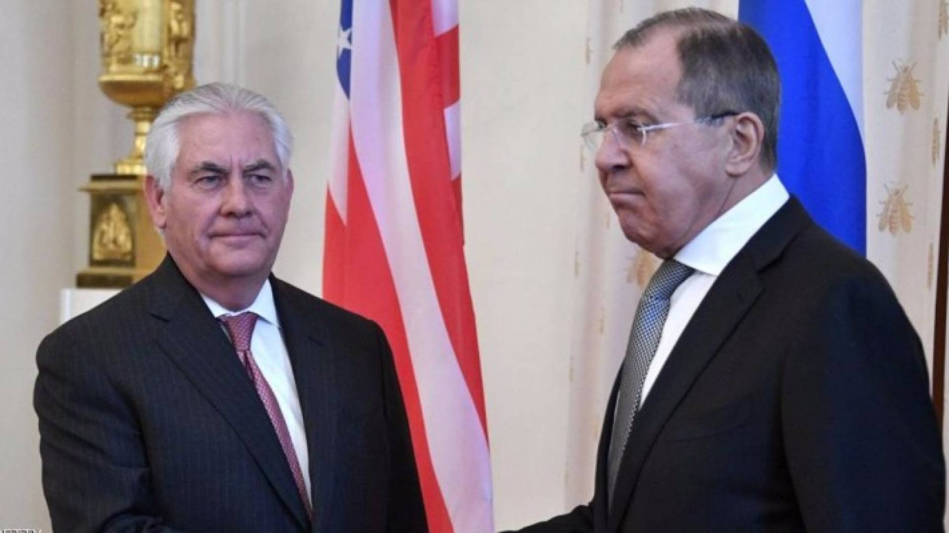 لافروف يصافح تيلرسون قبيل اجتماعهما بموسكو