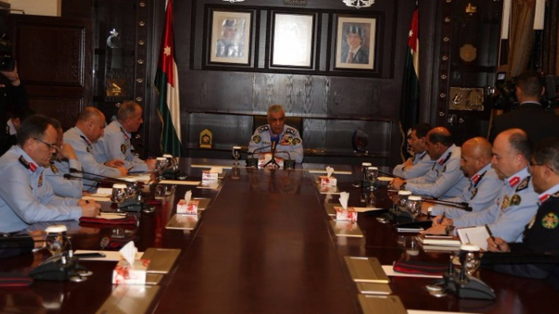 مدير الامن العام اللواء الركن احمد سرحان الفقيه يترأس اجتماعا امنيا مروريا 