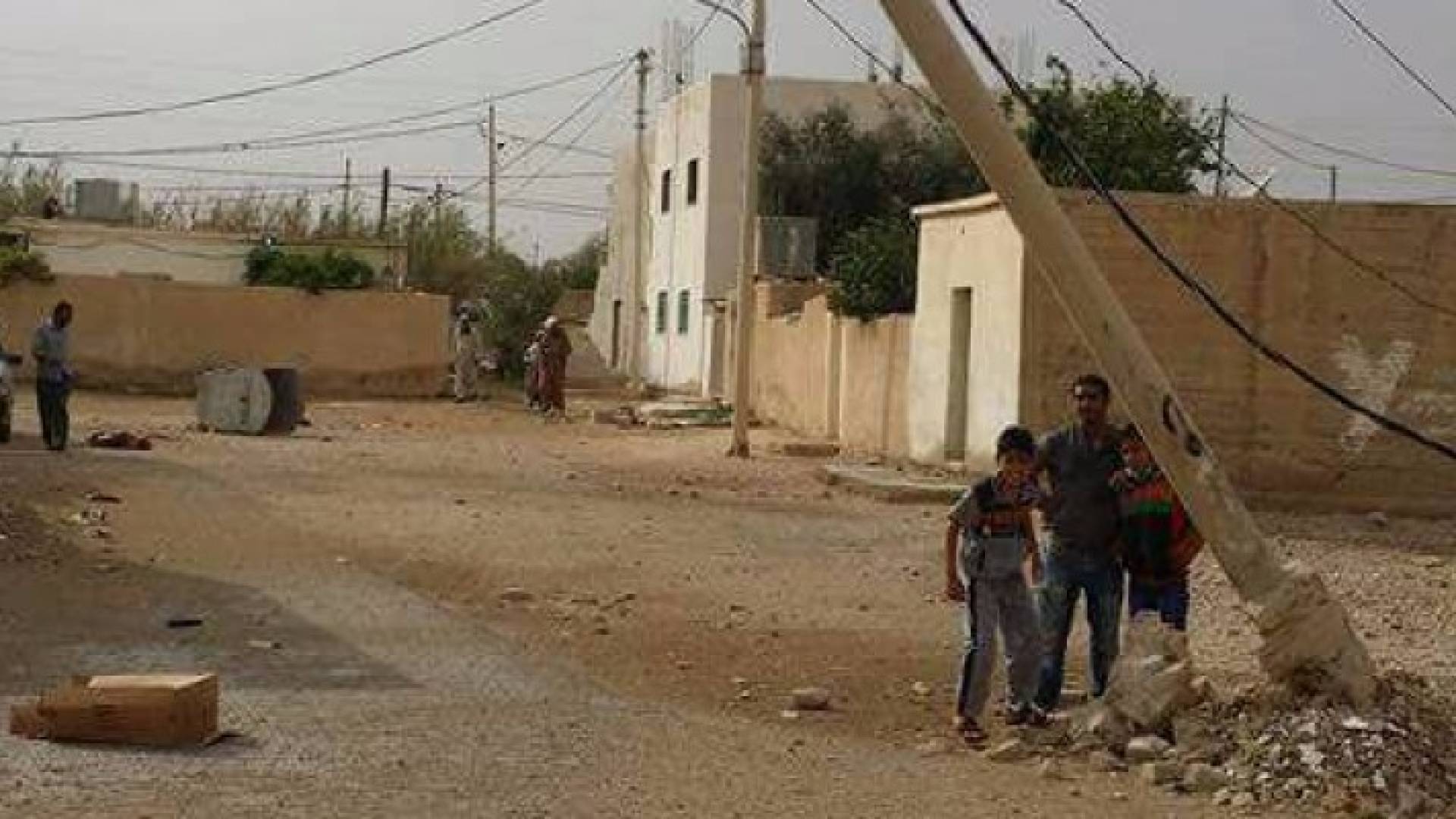 سقوط اعمدة كهرباء