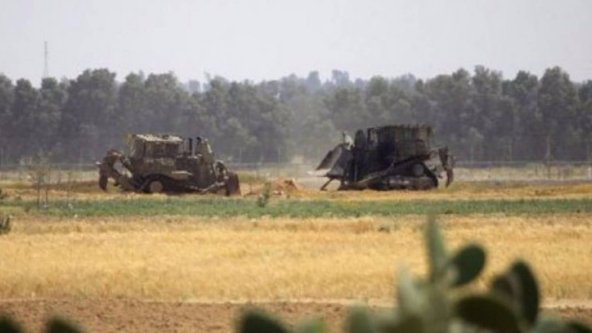 جرافات الاحتلال تتوغل في خان يونس