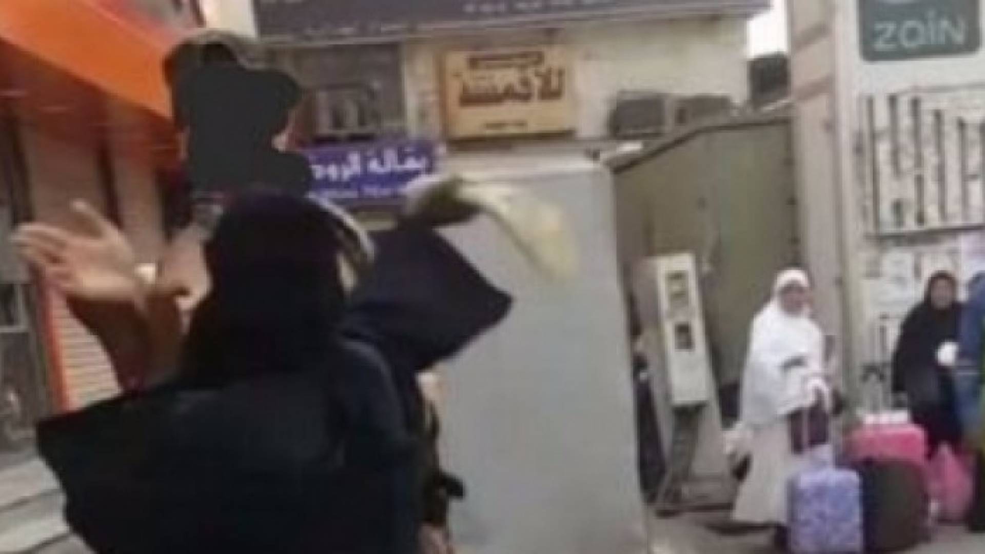 القبض على الرجل الذي أغضب السعوديين بضربه لامرأة في مكة 