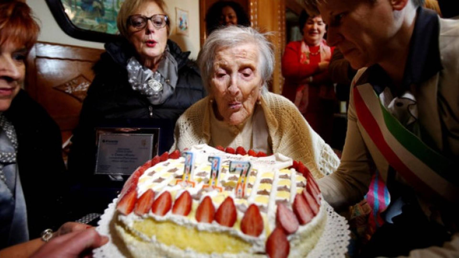 المعمرة الإيطالية إيما خلال احتفالها بعيد ميلادها الـ117