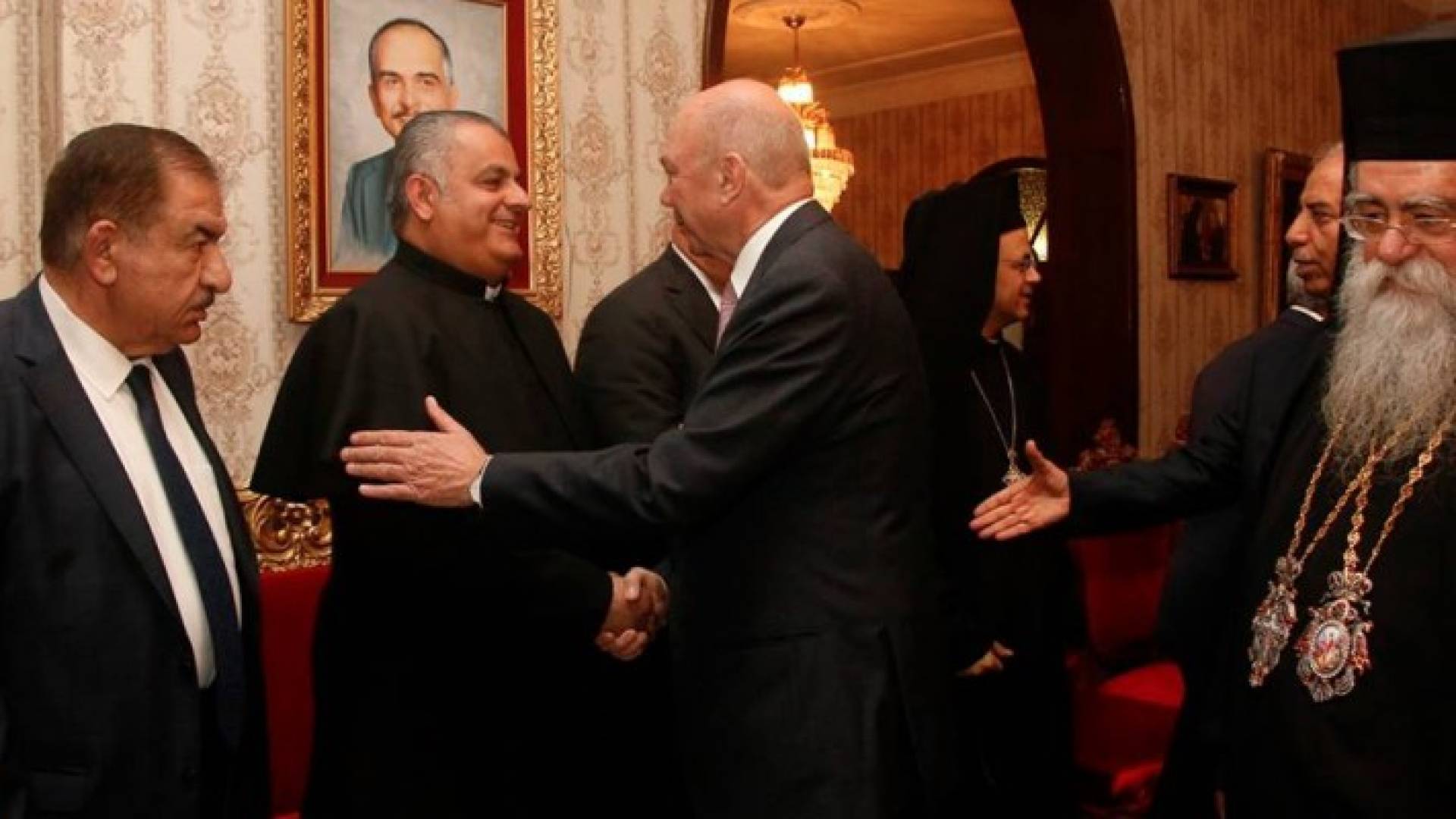 رئيس مجلس الاعيان فيصل الفايز يهنئ الطوائف المسيحية  