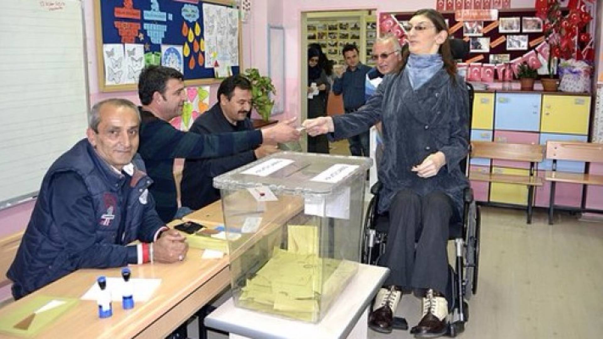 اطول فتاة بالعالم تشارك في الاستفتاء بتركيا  