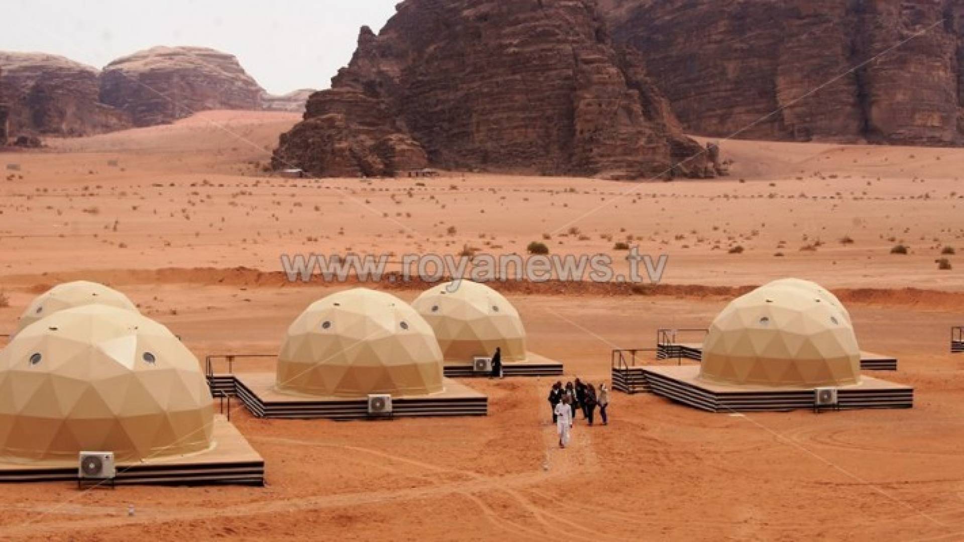 مخيم سياحي يحاكي الحياة على سطح كوكب المريخ