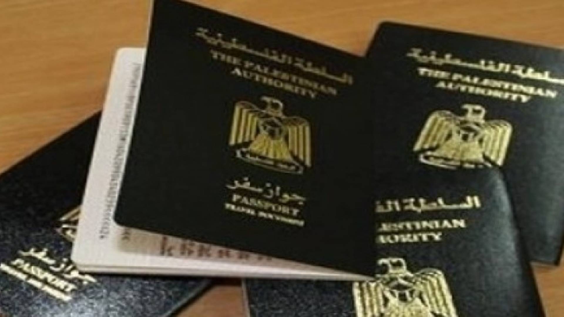 الاحتلال يحارب السلطة بجواز السفر والهوية الجديدة