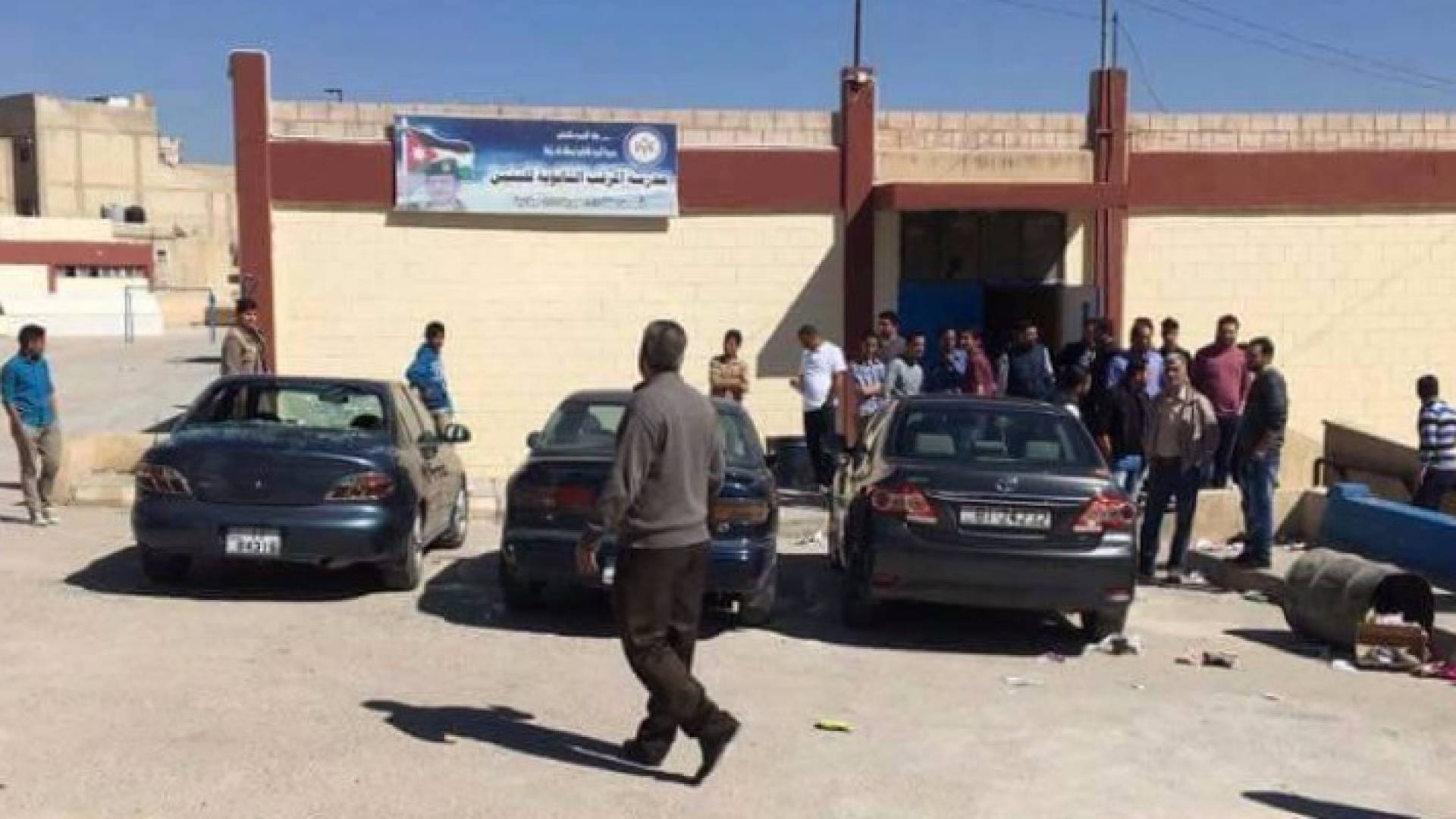 جانب من الاعتداء على مدرسة المرقب 