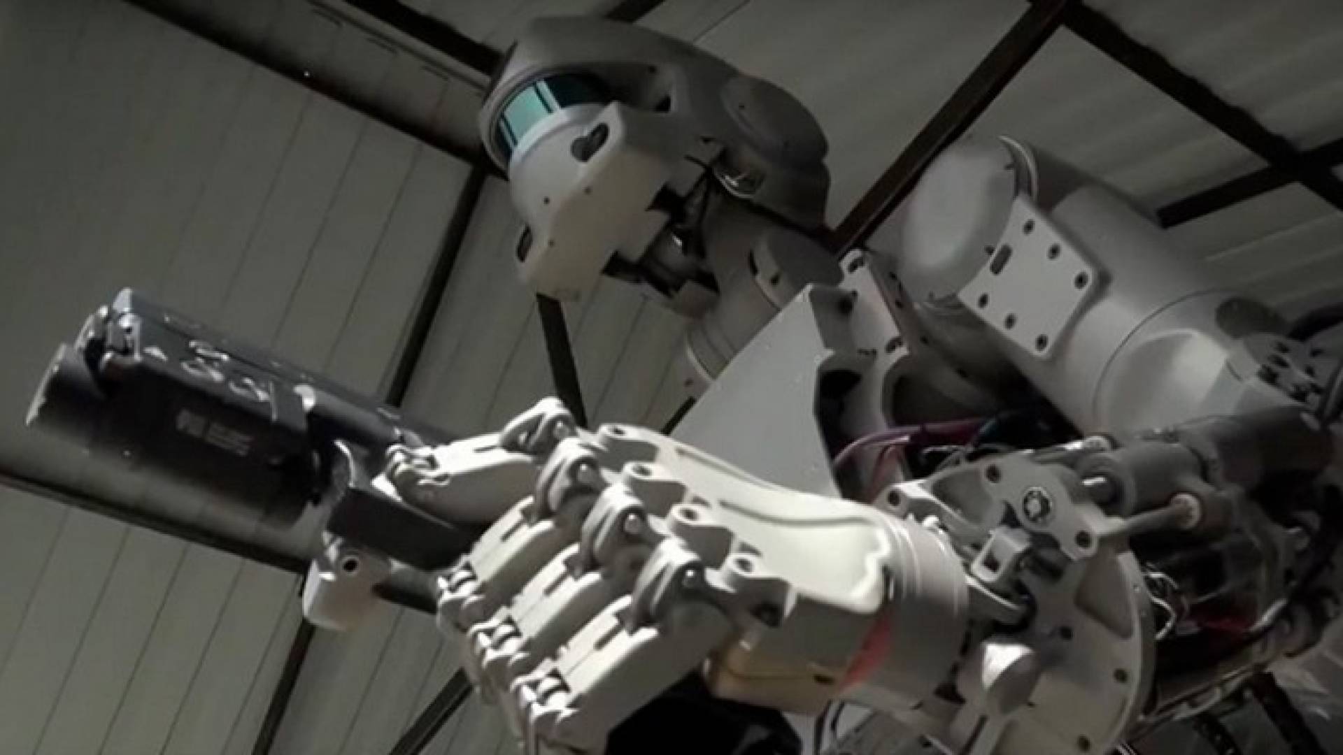 روبوت روسي يتعلم إطلاق الرصاص بكلتا اليدين