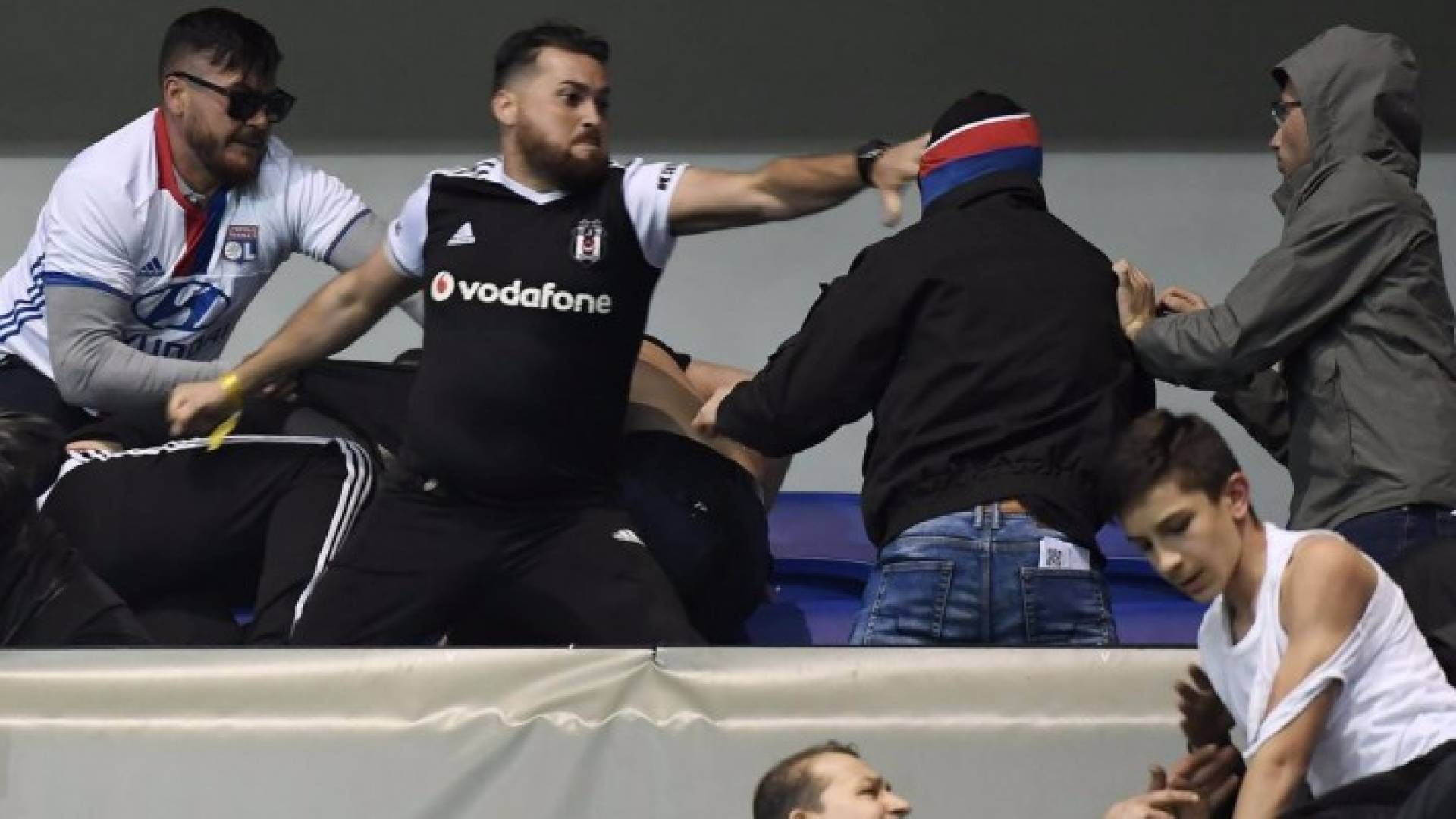 جماهير الفريق اشتبكت في المدرجات
