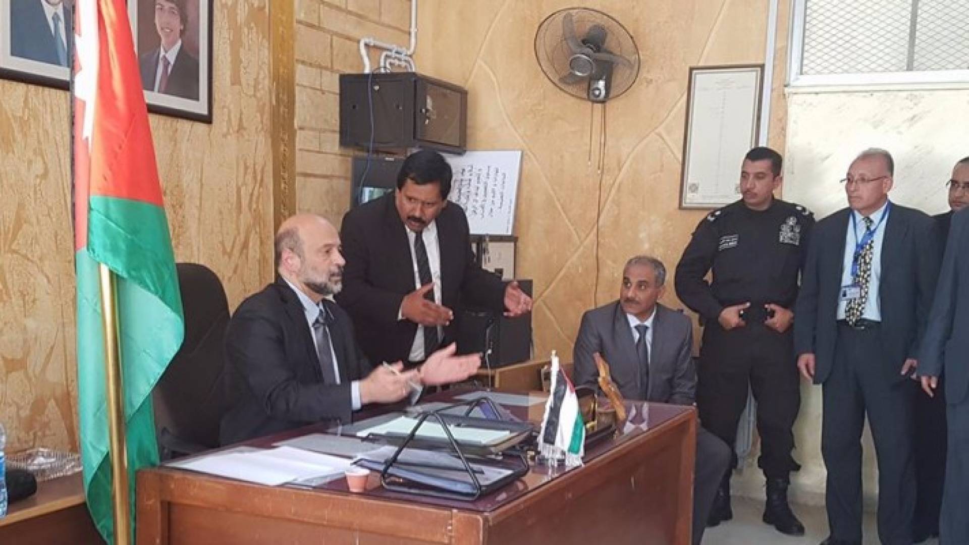 جانب من زيارة الوزير لمدرسة المرقب 