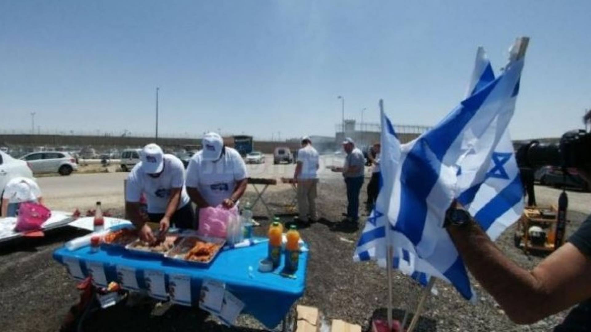 مستوطنون يشوون اللحم قبالة سجن "عوفر"