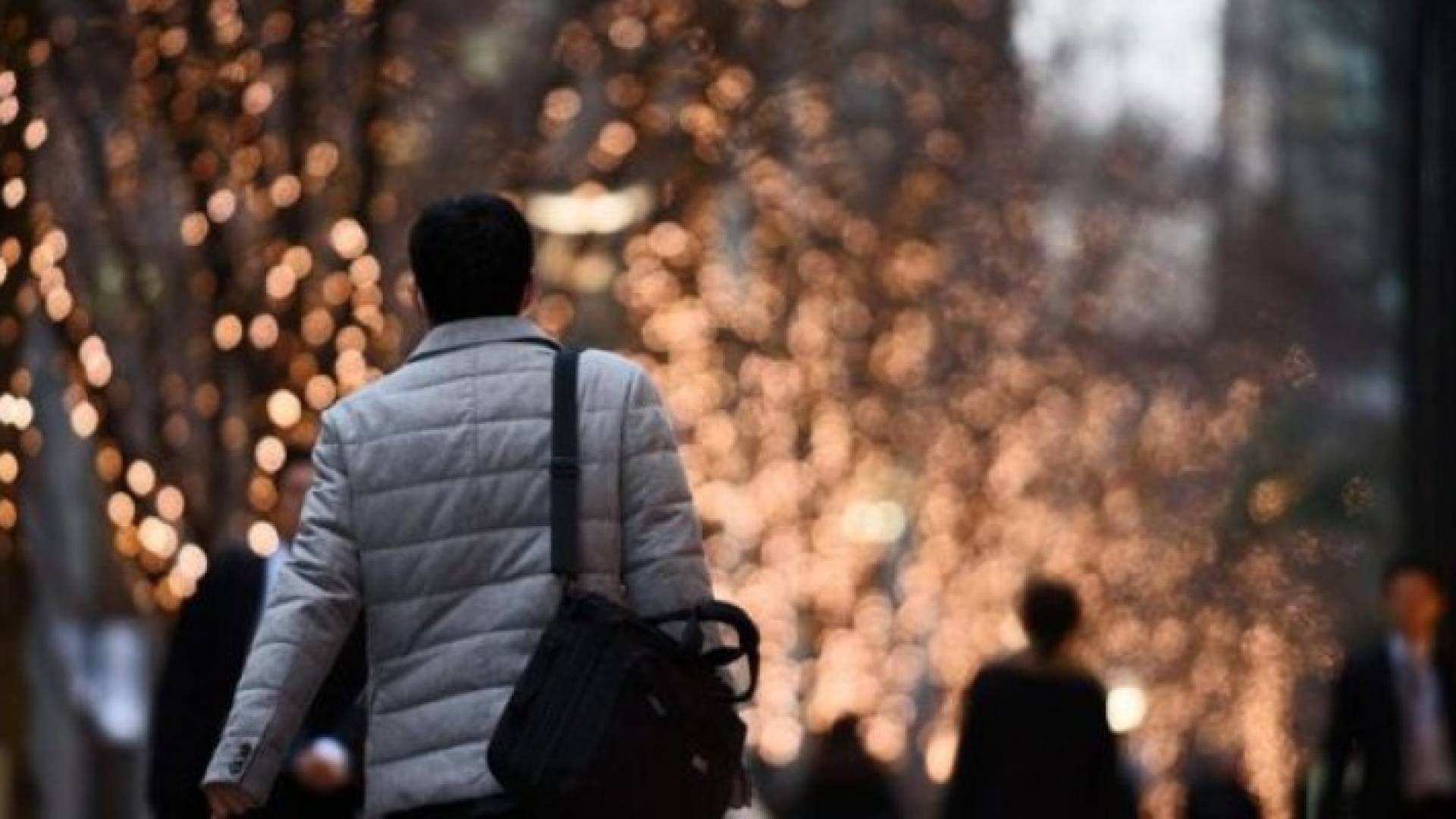  كثير من اليابانيين يعملون حتى أوقات متأخرة بمعدل 12 إلى 14 ساعة يوميا 