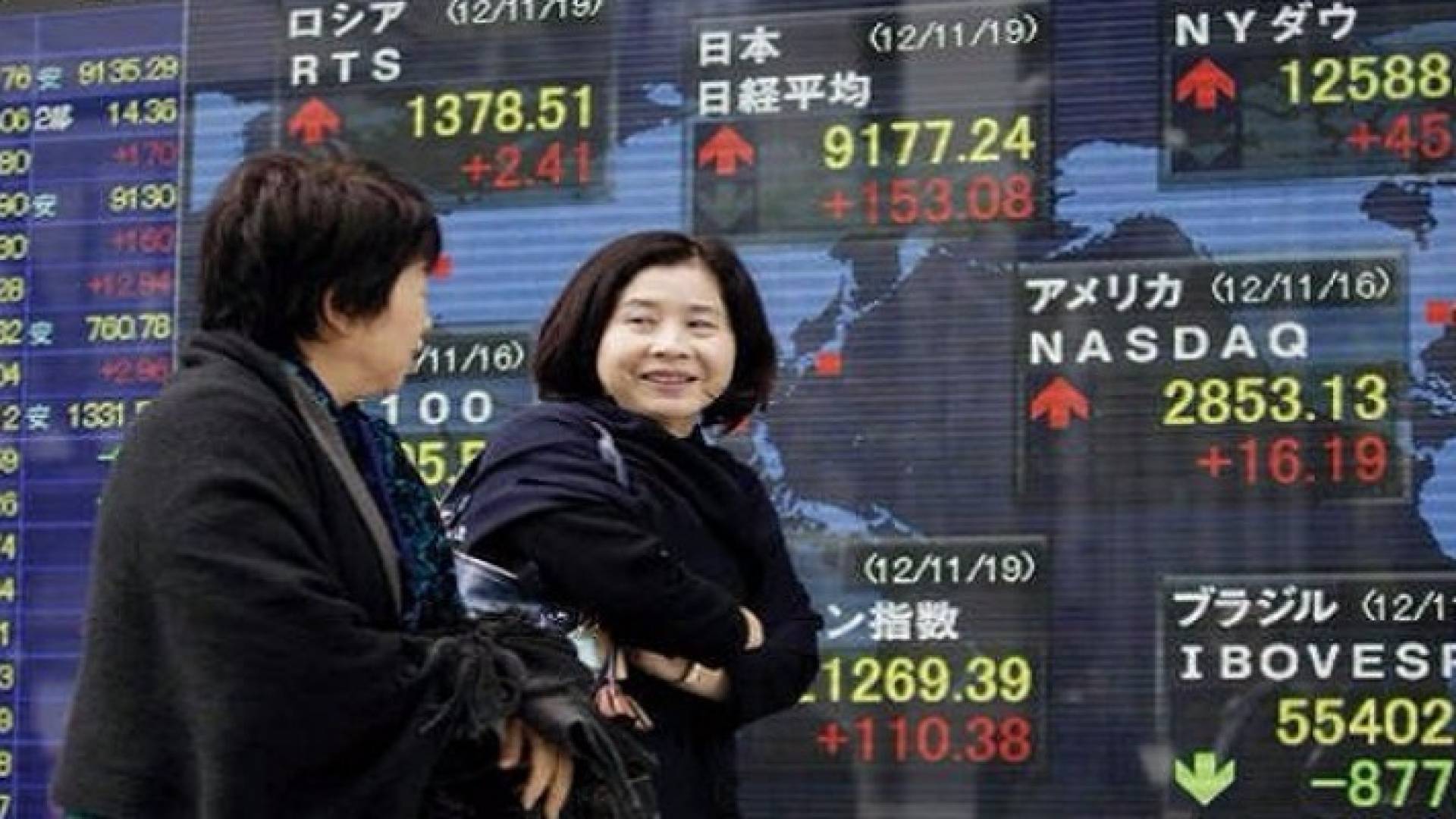 ارشيفية لمتعاملين في سوق طوكيو