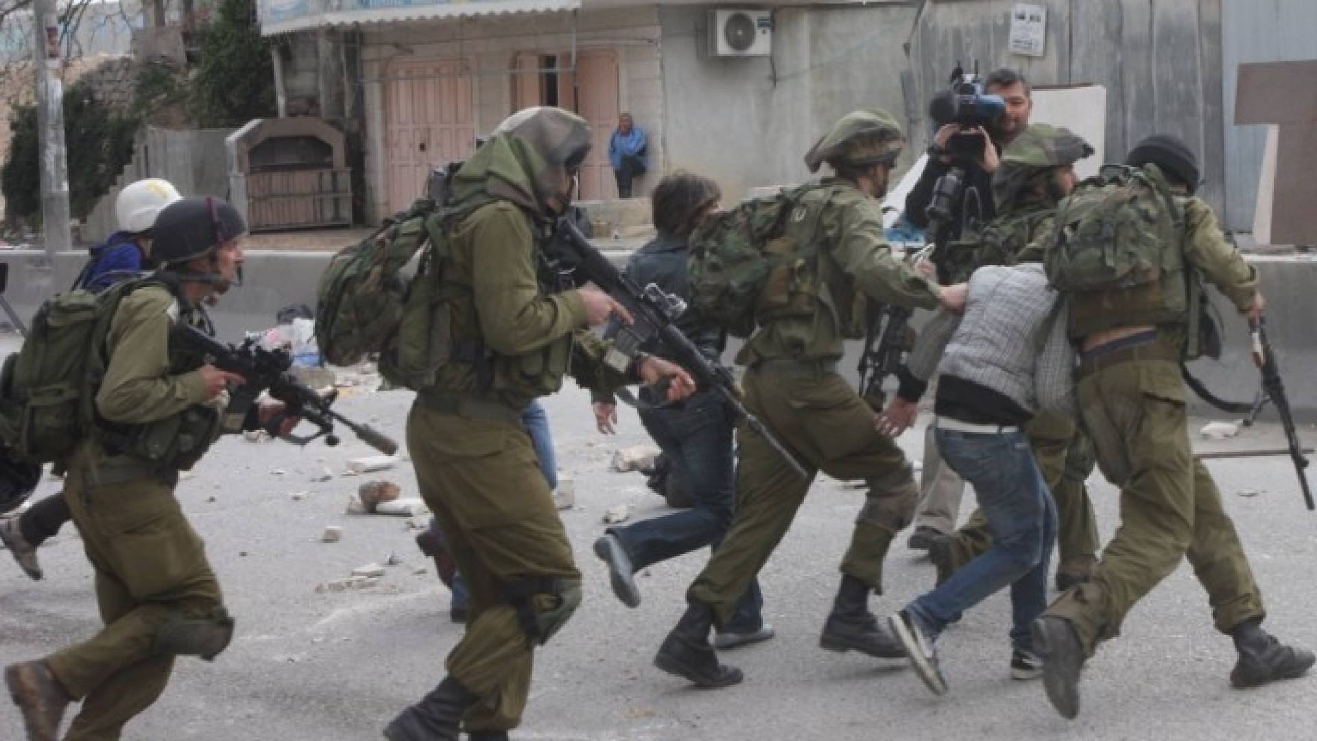 قوات الاحتلال تعتقل فلسطينيين - ارشيفية 