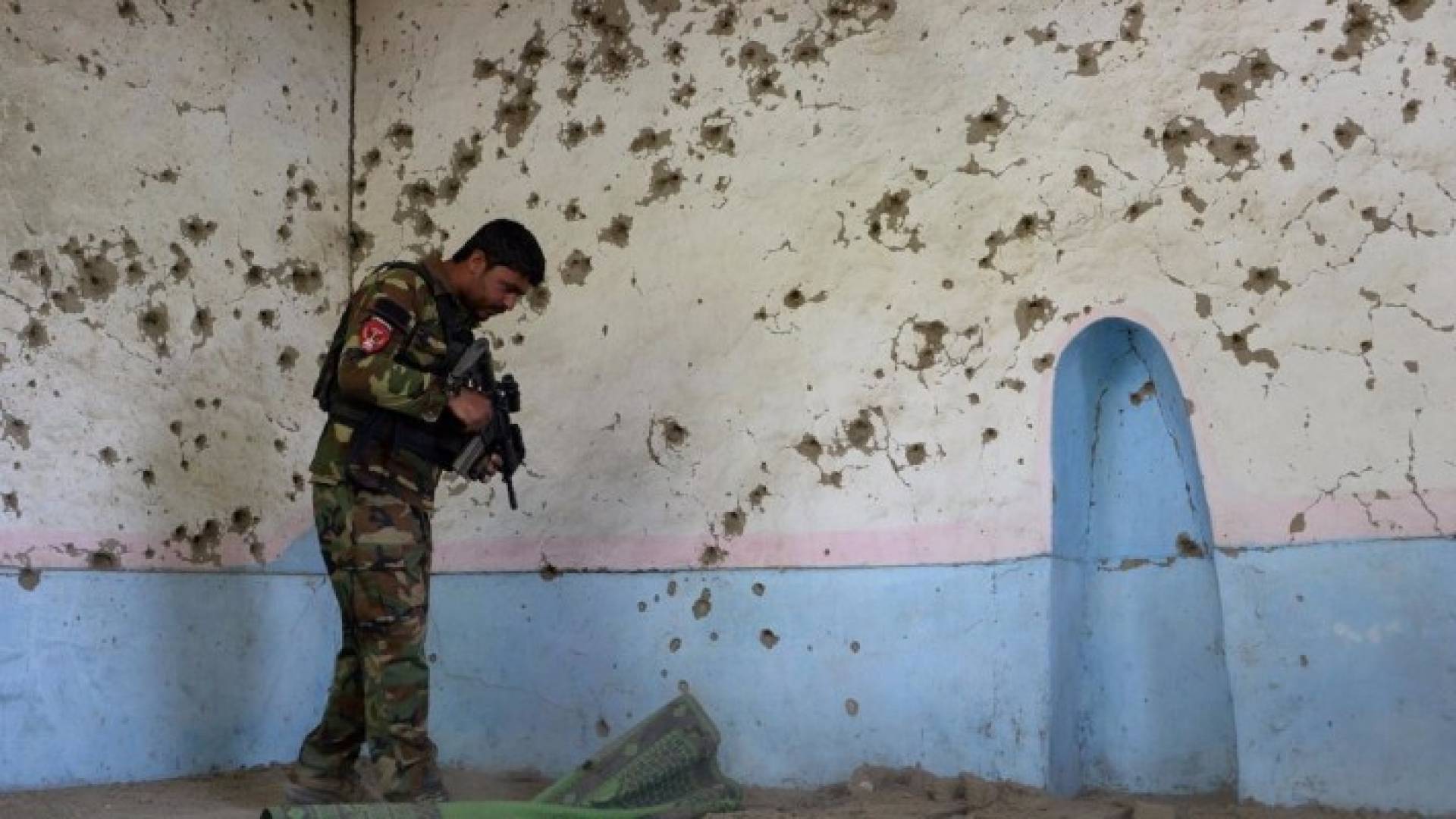 هجوم طالبان دفع المسؤولين الاثنين للاستقالة