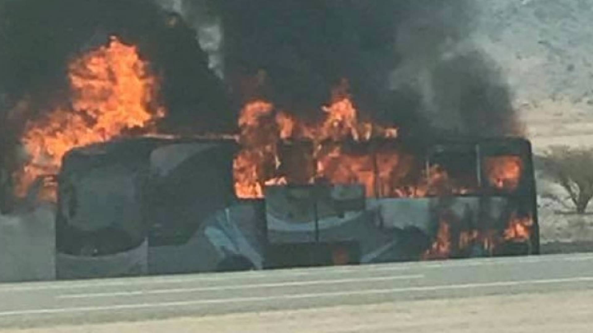 الحريق أتى على حافلة المعتمرين بشكل كامل 