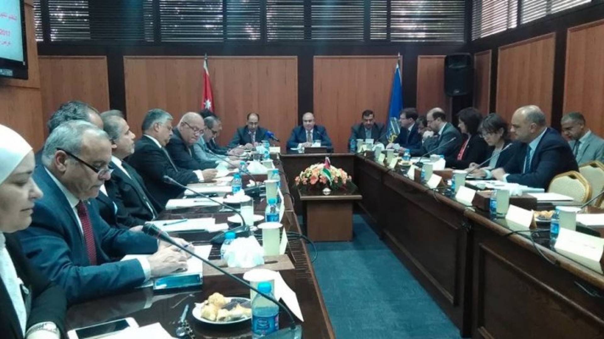 رئيس الوزراء والفريق الاقتصادي يزورون شركة الكهرباء الوطنية