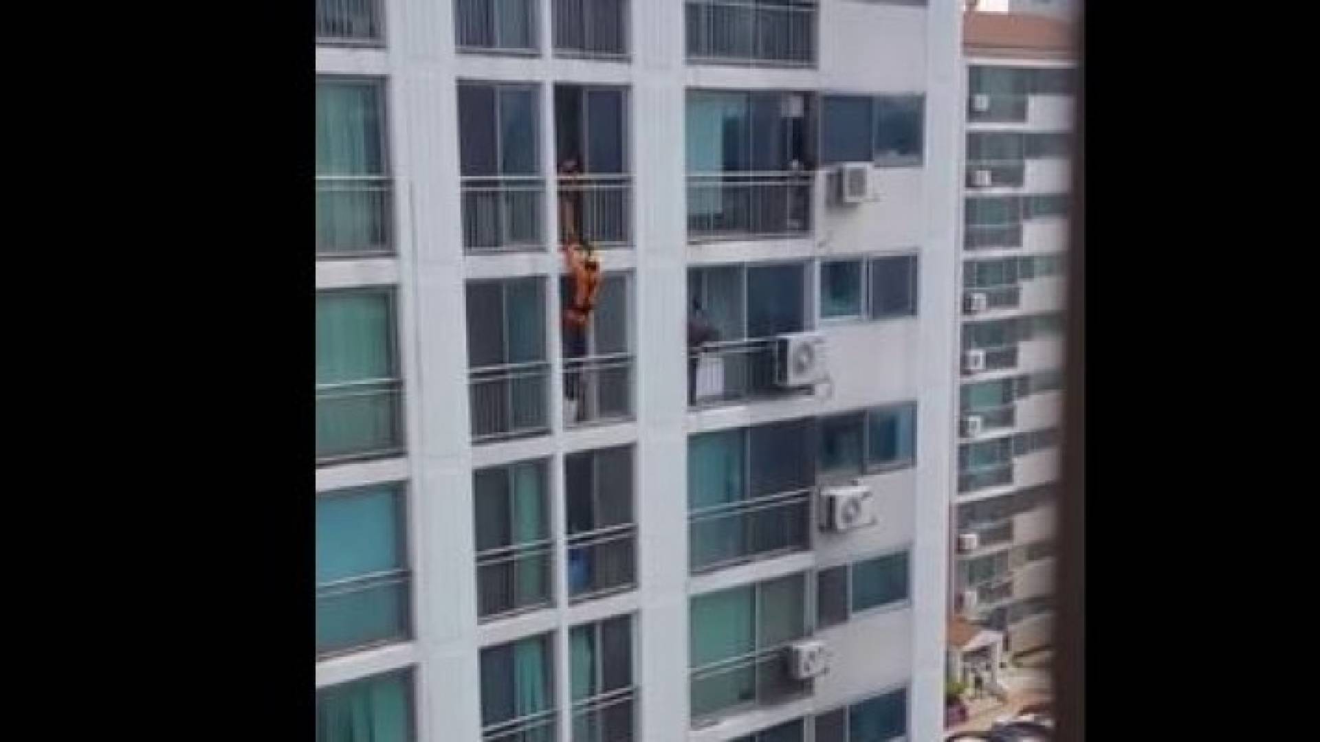 رجل إطفاء ينقذ فتاة حاولت الانتحار من شرفة مبنى شاهق في كوريا