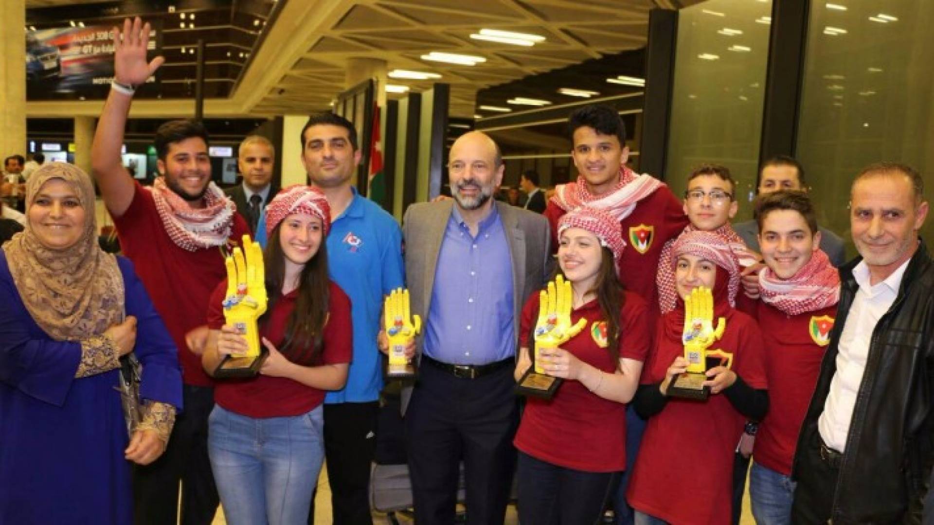 لحظة استقبال الوزير للطلبة 