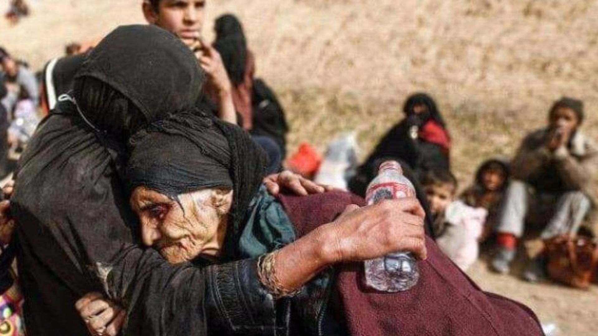 موجات النزوح من مدينة الموصل لا تتوقف بفعل المعارك 