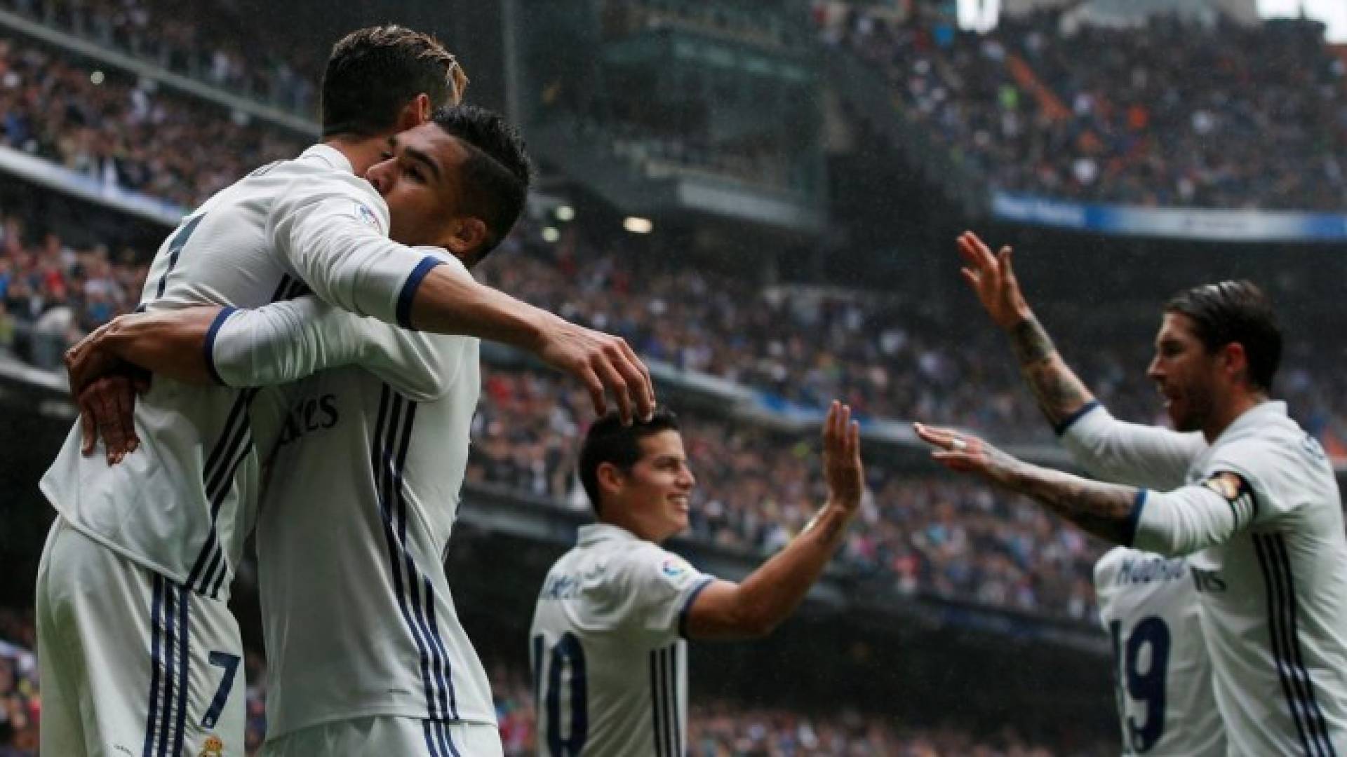 لاعبو ريال مدريد يحتفلون بهدف في مرمى فالنسيا