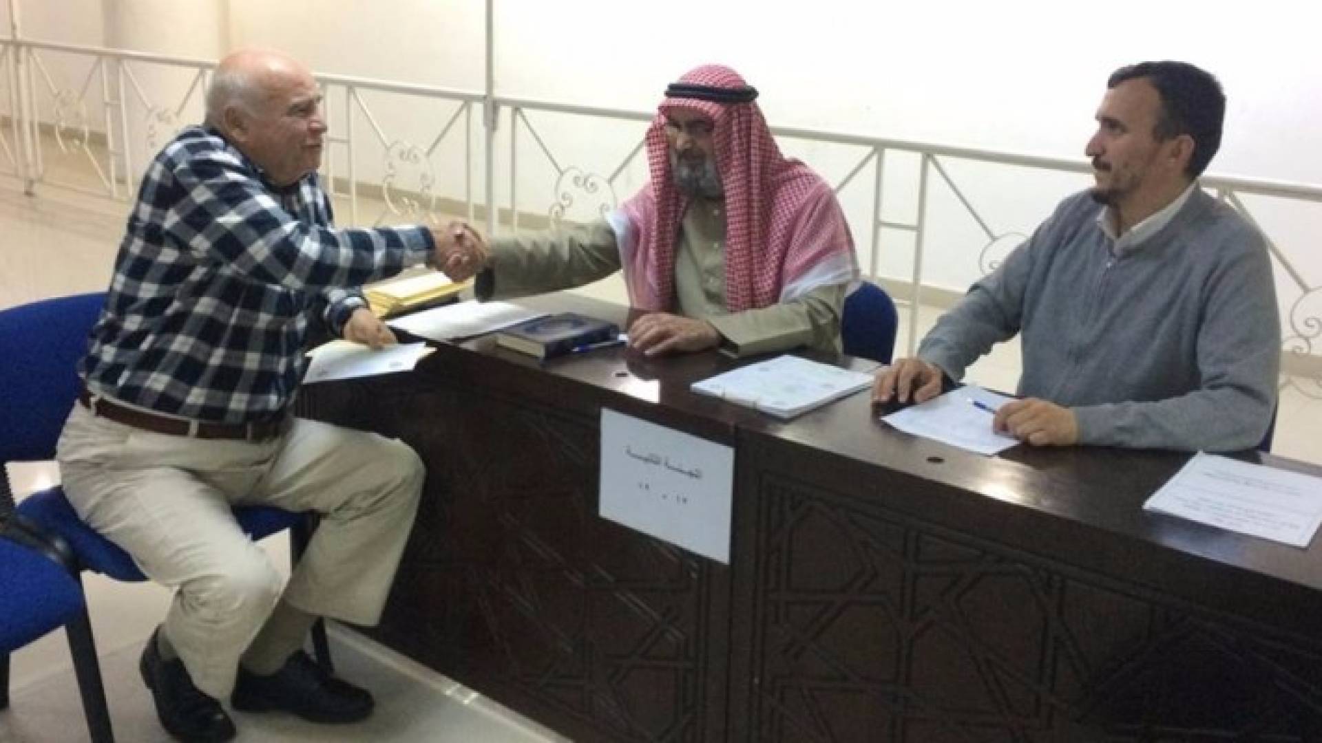 مواطن أردني يسلتم تصريح الحج الخاص به 