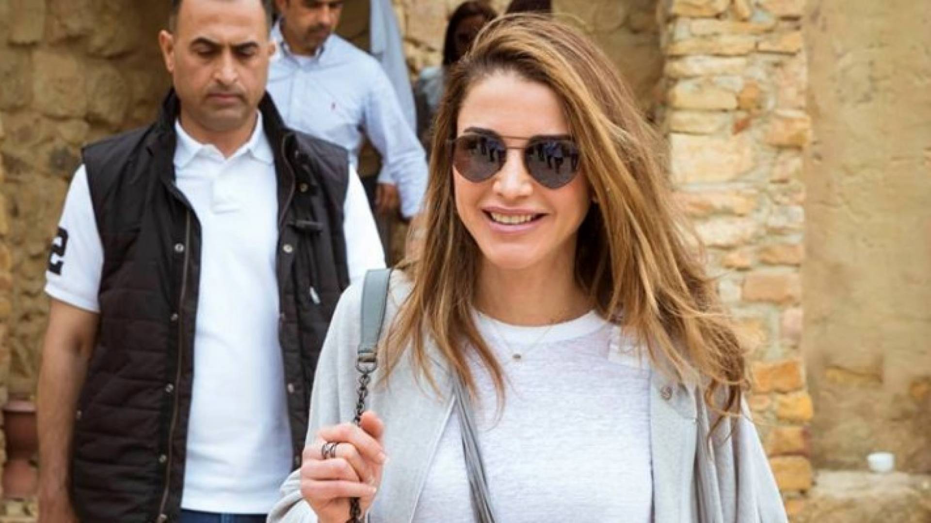 جانب من زيارة جلالة الملكة الى قرية ضانا 