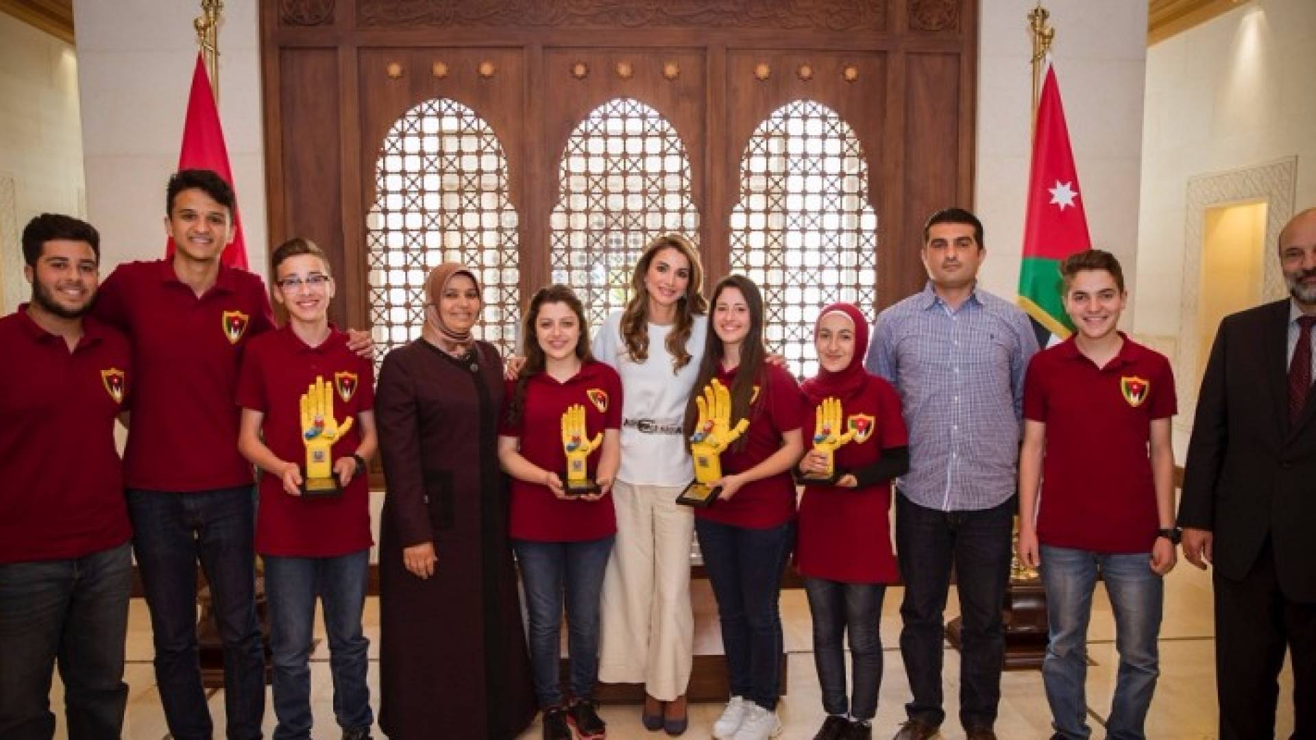الملكة مع الفريق