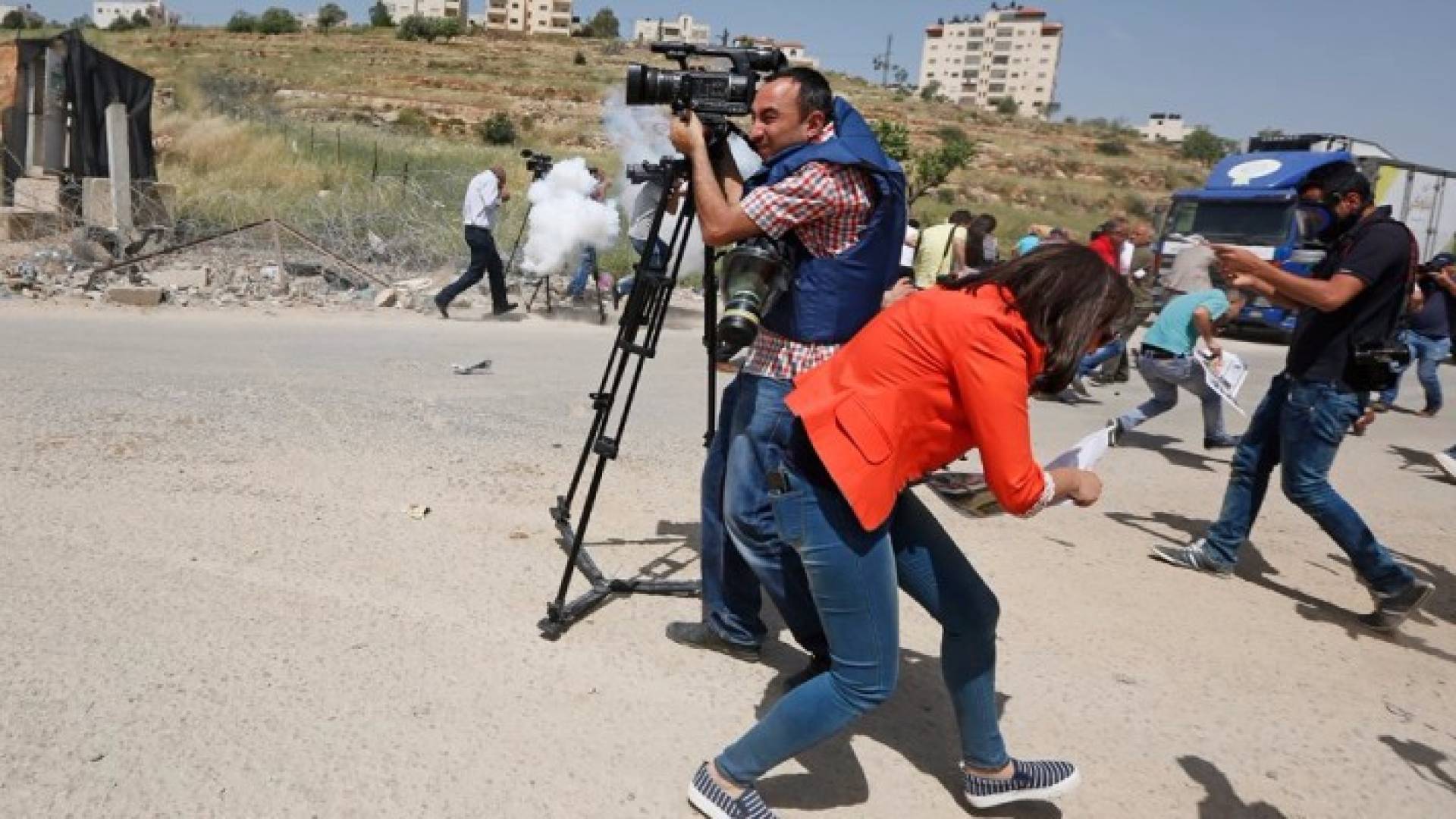 الاحتلال يقمع وقفة تضامنية للصحفيين الفلسطينيين