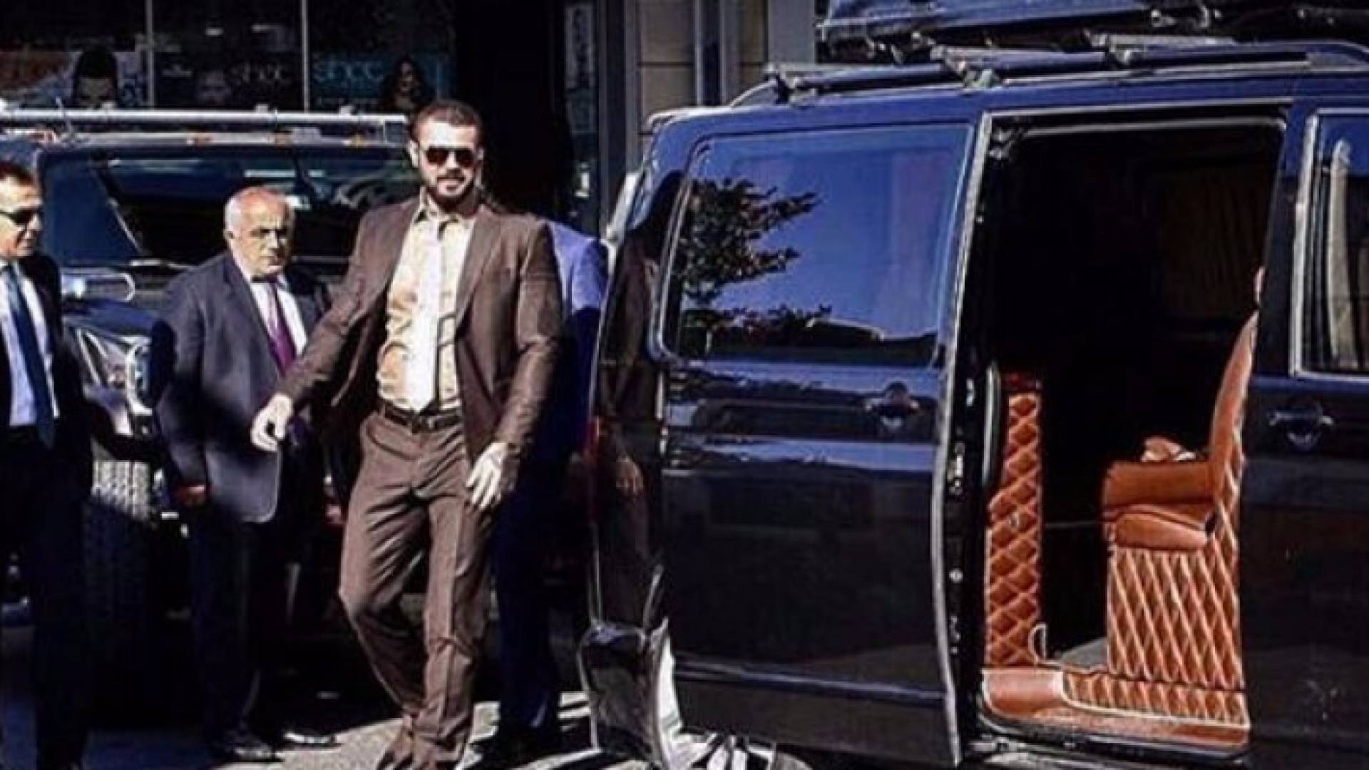 زعيم المافيا وهو يصعد الى السيارة