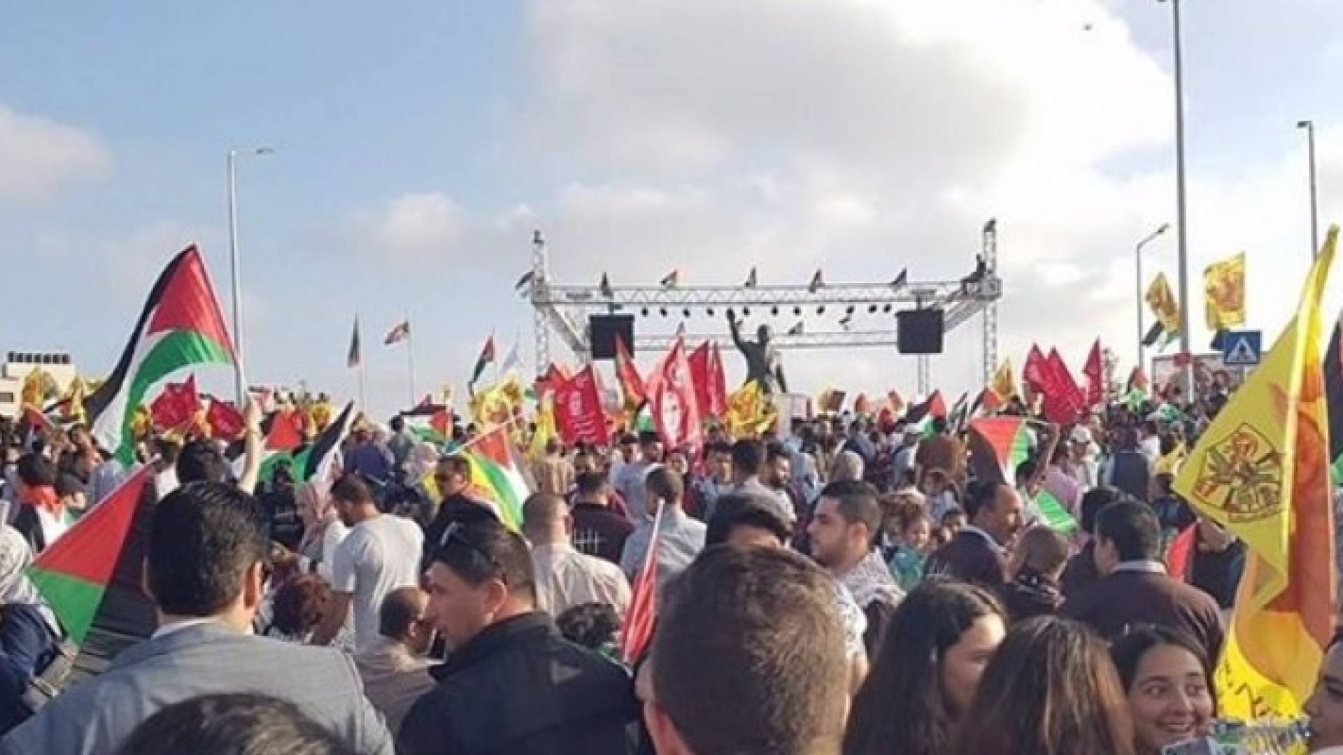الالاف يؤكدون دعمهم لإضراب الأسرى برام الله