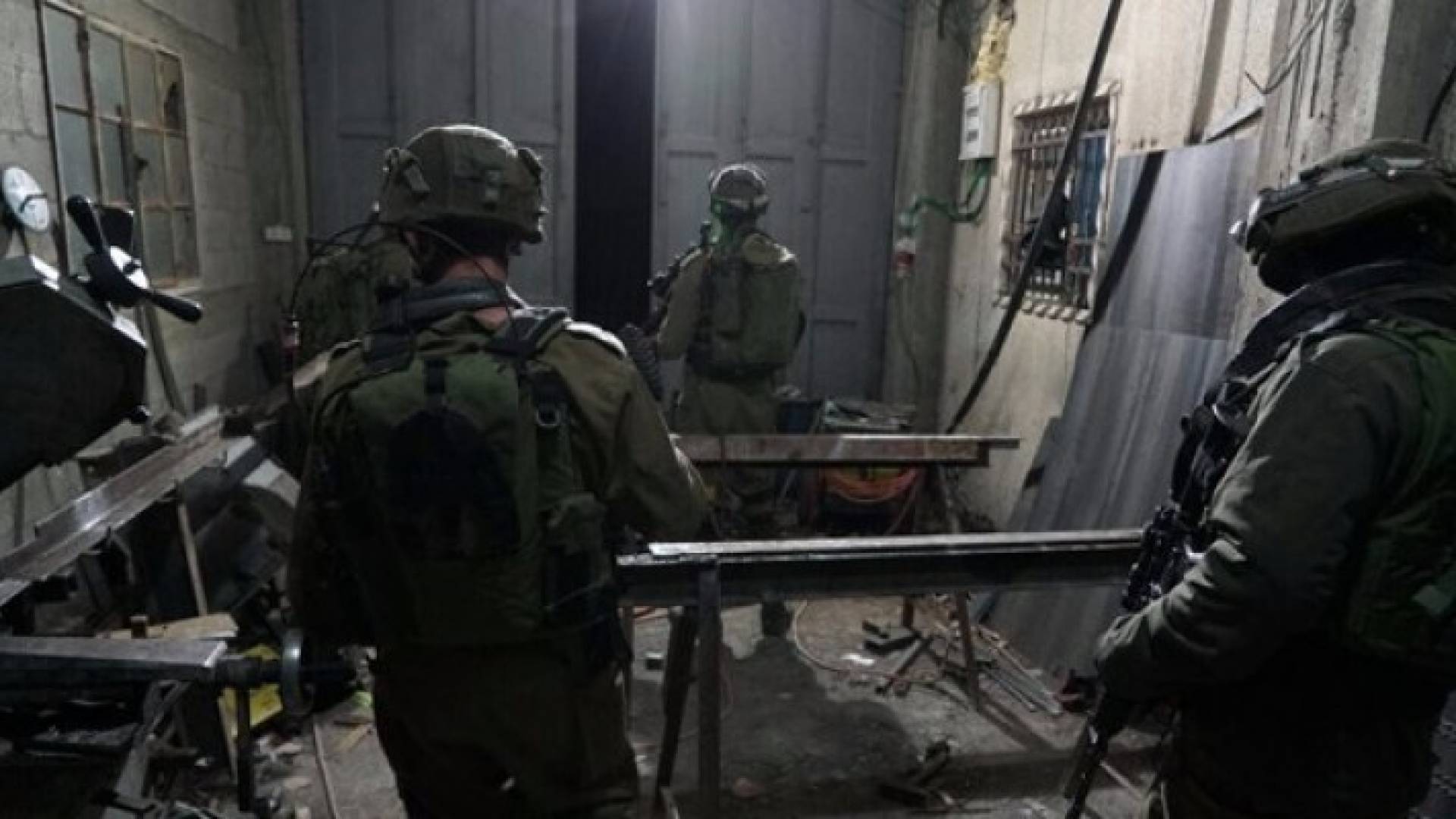 الاحتلال يعتقل 11 فلسطينيا ويدعي ضبط ورشة للتصنيع وسلاحا