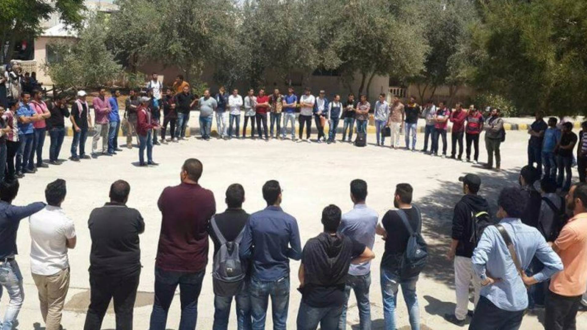 جامن من الاجتماع امام عمادة الكلية