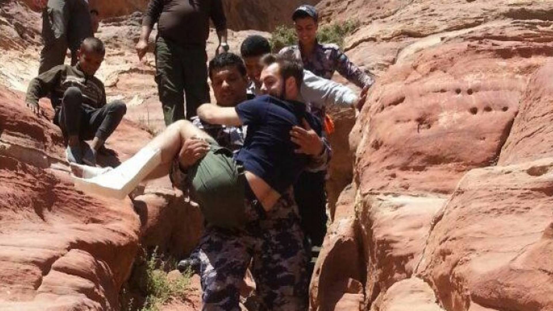 الدفاع المدني ينقذ السائح