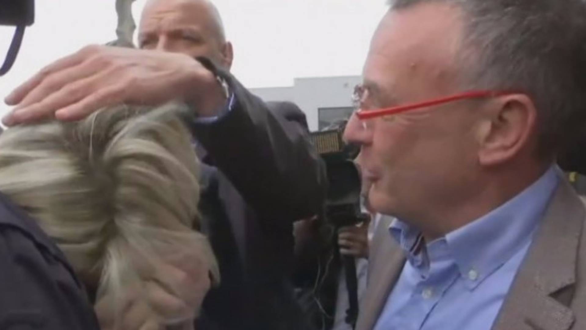  رشق لوبان بالبيض خلال زيارتها لبلدة غرب فرنسا 