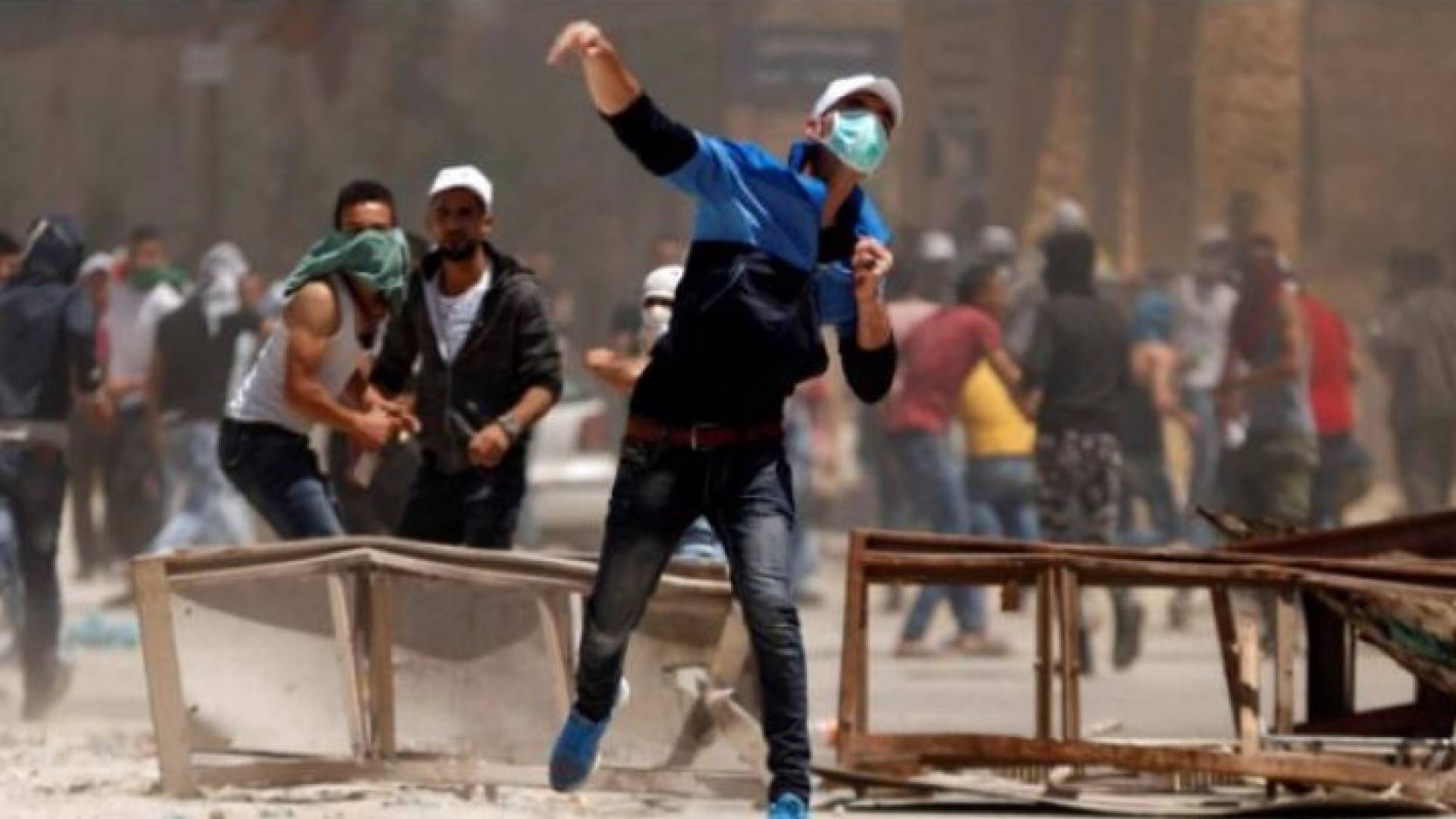 شاب فلسطيني يرشق قوات الاحتلال بالحجارة خلال تظاهرة لمناصرة الأسرى قرب نابلس .