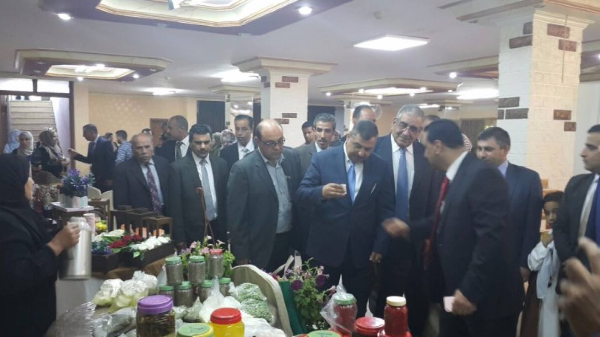الغزاوي خلال تجوله في المعرض