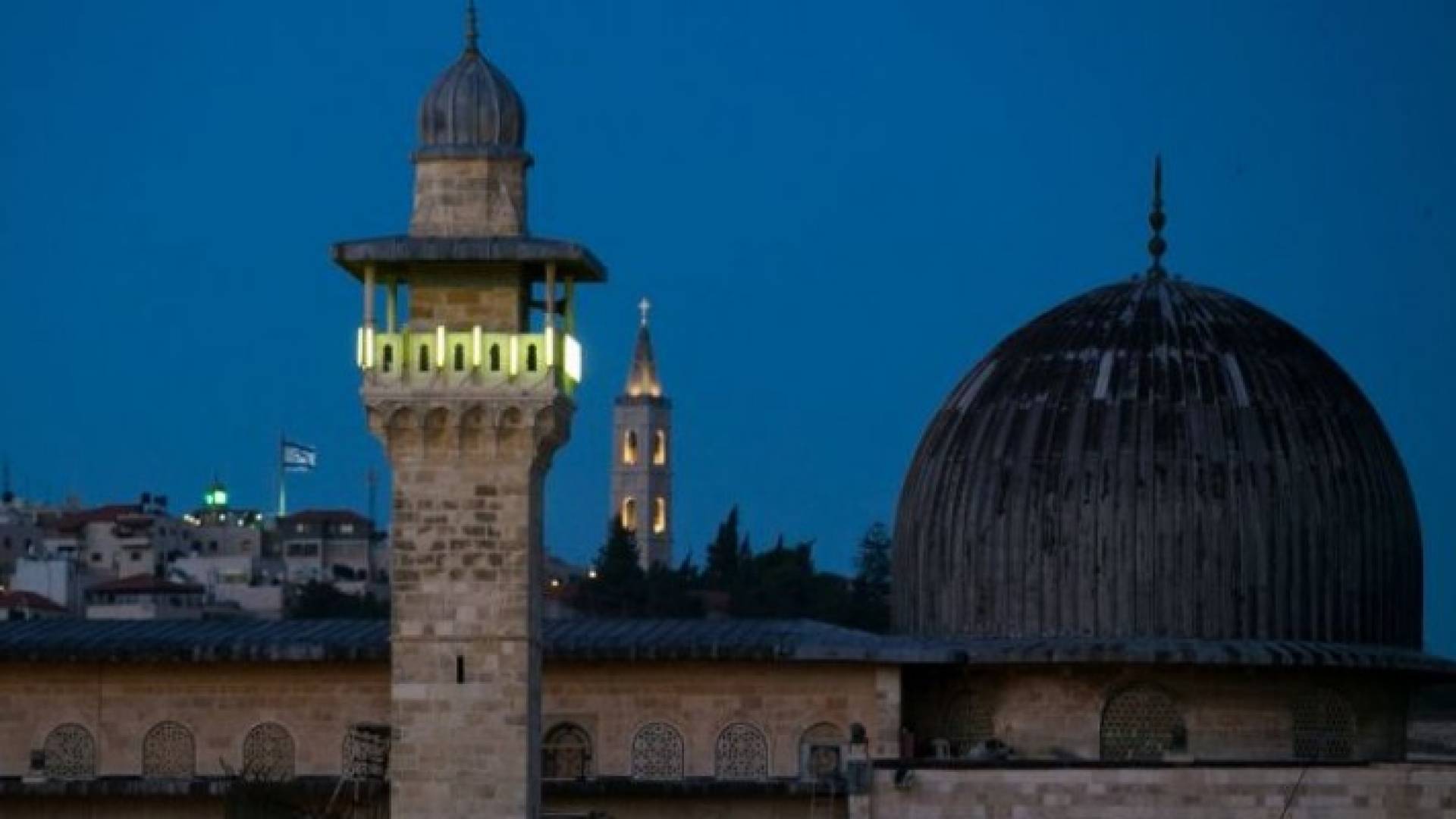 قرع أجراس الكنائس وتكبيرات بالمساجد إسنادا للأسرى المضربين