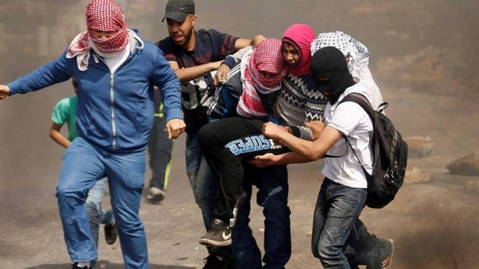 مواجهات عنيفة بين الشبان الفلسطينيين وقوات الاحتلال في الضفة الغربية