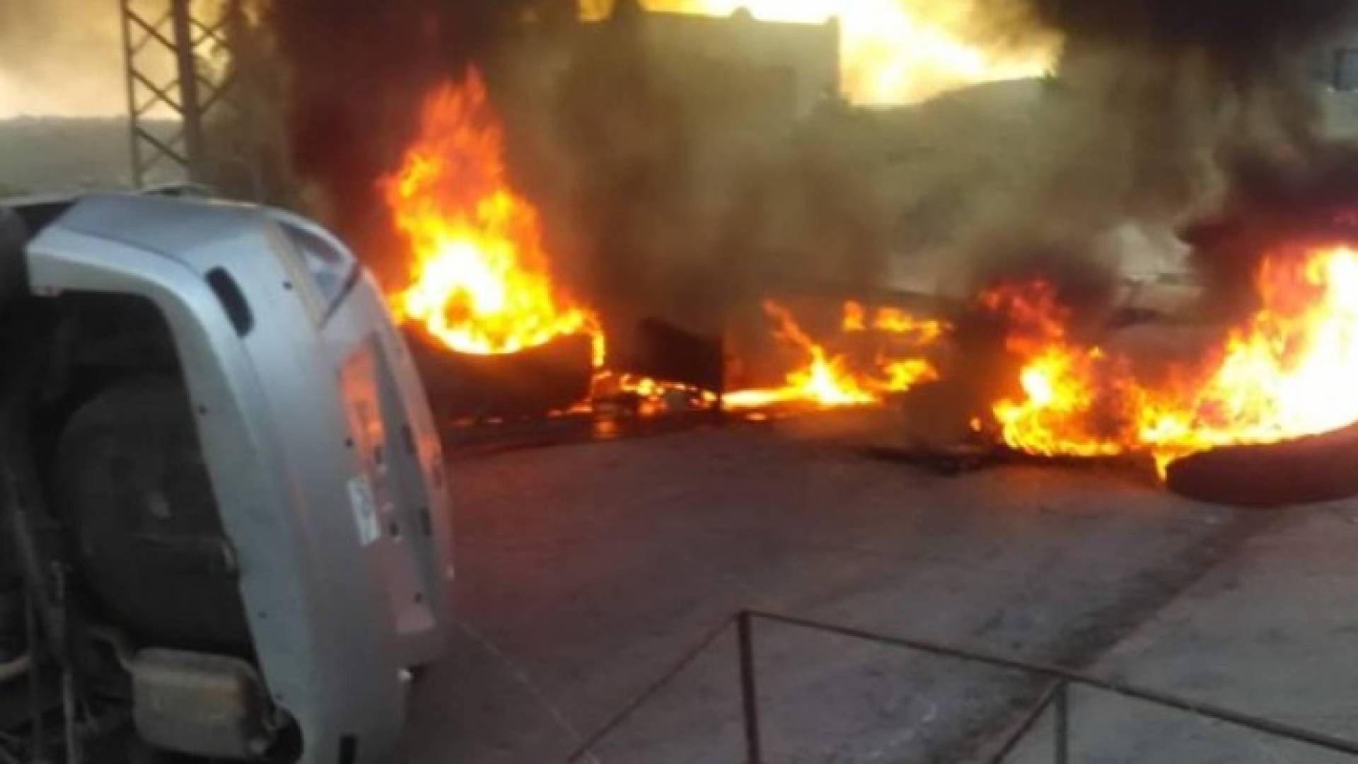 شبان يغلقون طرقا رئيسية في رام الله