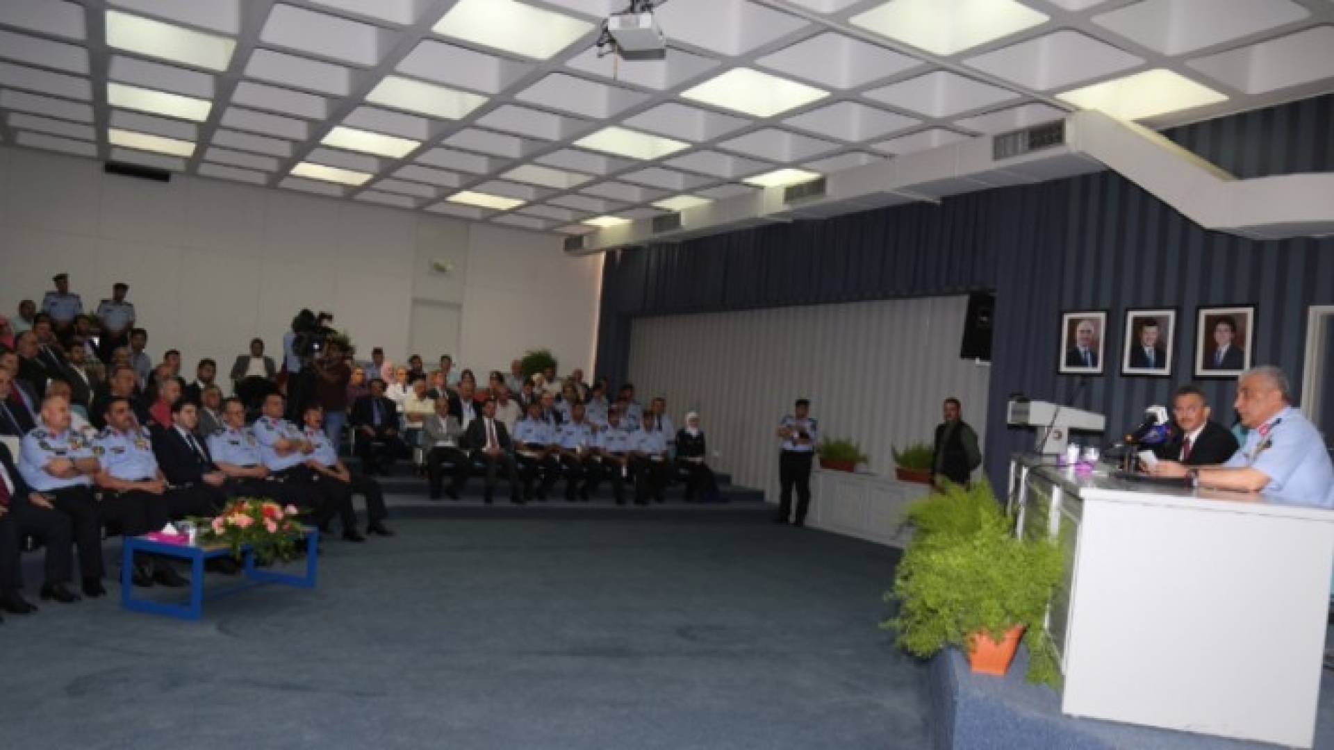 صورة خلال محاضره لمدير الأمن العام بعنوان " دور الأمن العام في تحقيق الأمن الوطني "