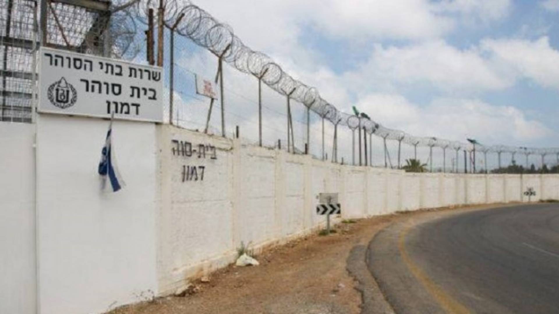 الاحتلال ينقل المضربين الى سجون قريبة من المستشفيات