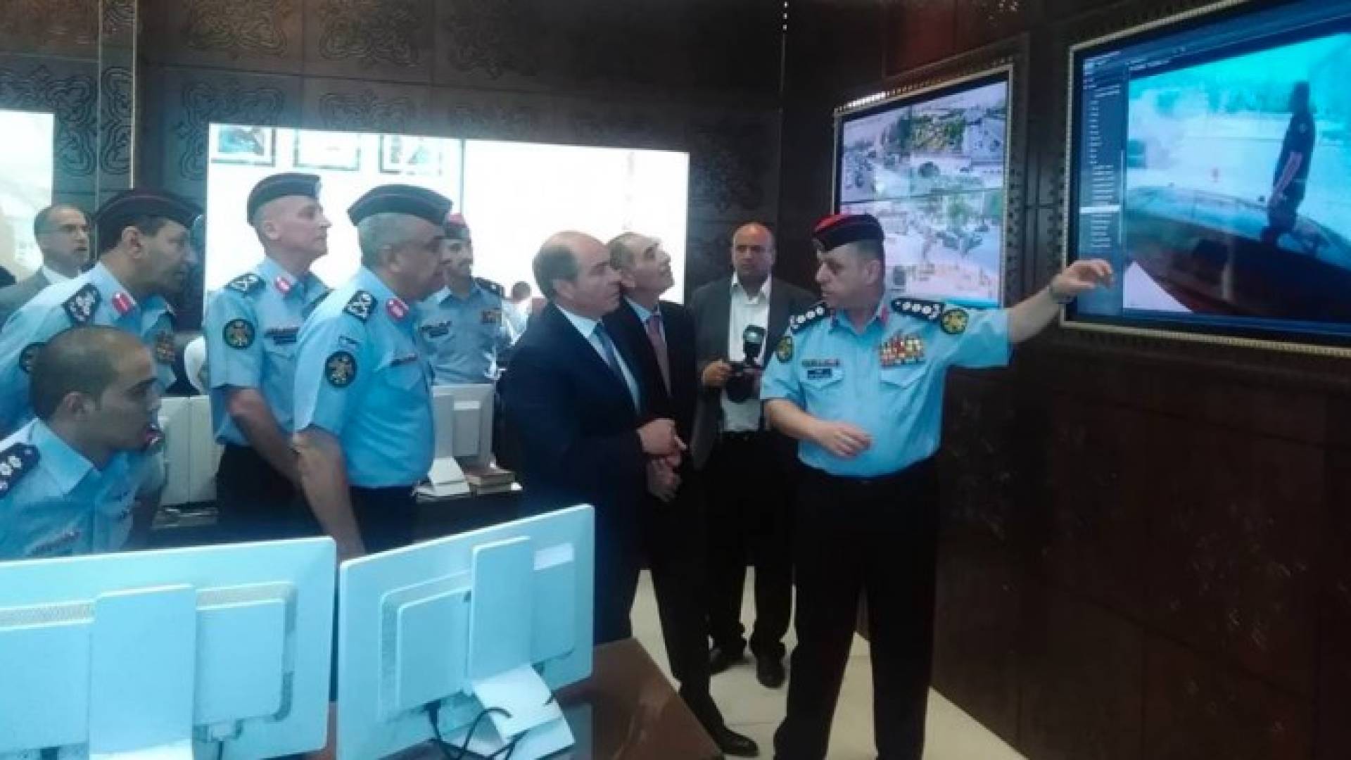 جانب من زيارة رئيس الوزراء لمديرية الامن العام