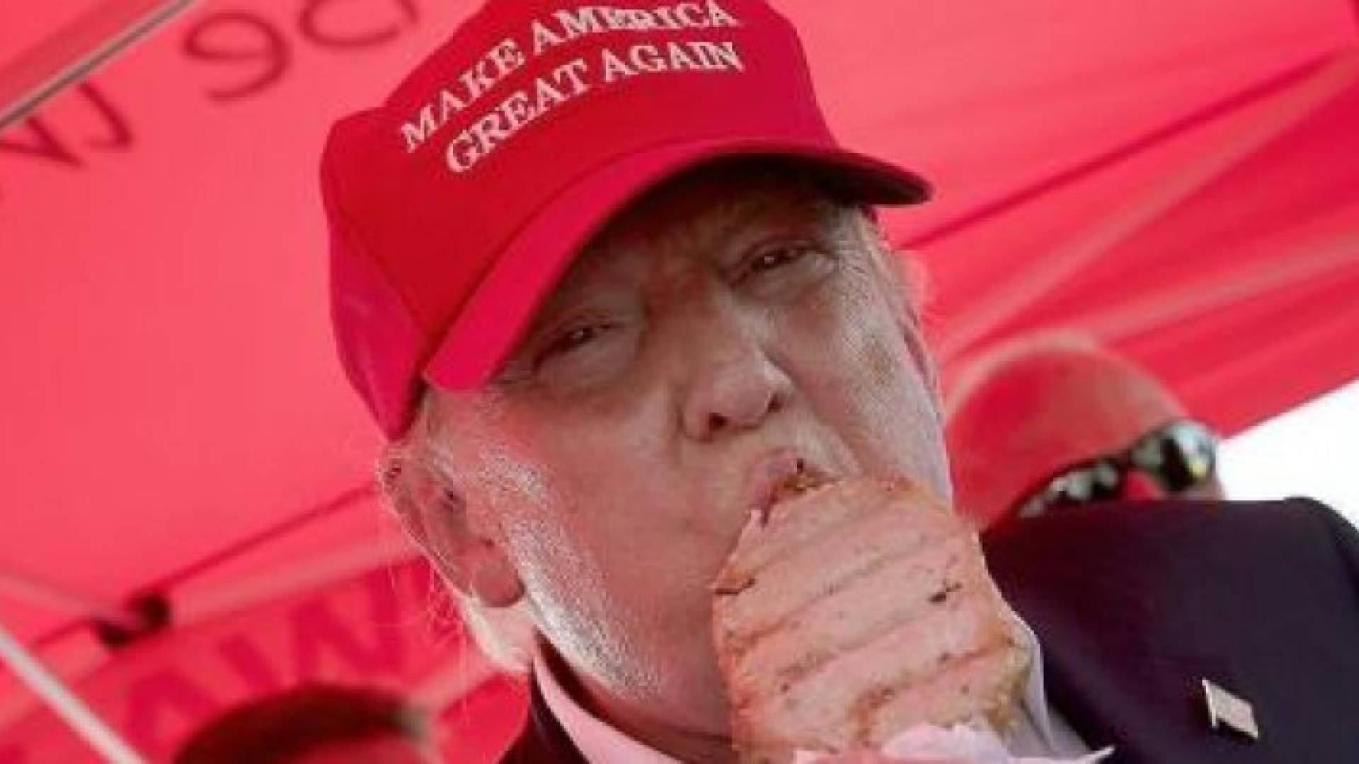 الرئيس ترمب يتناول وجبته المفضلة شريحة لحم (ستيك) مع الكاتشب