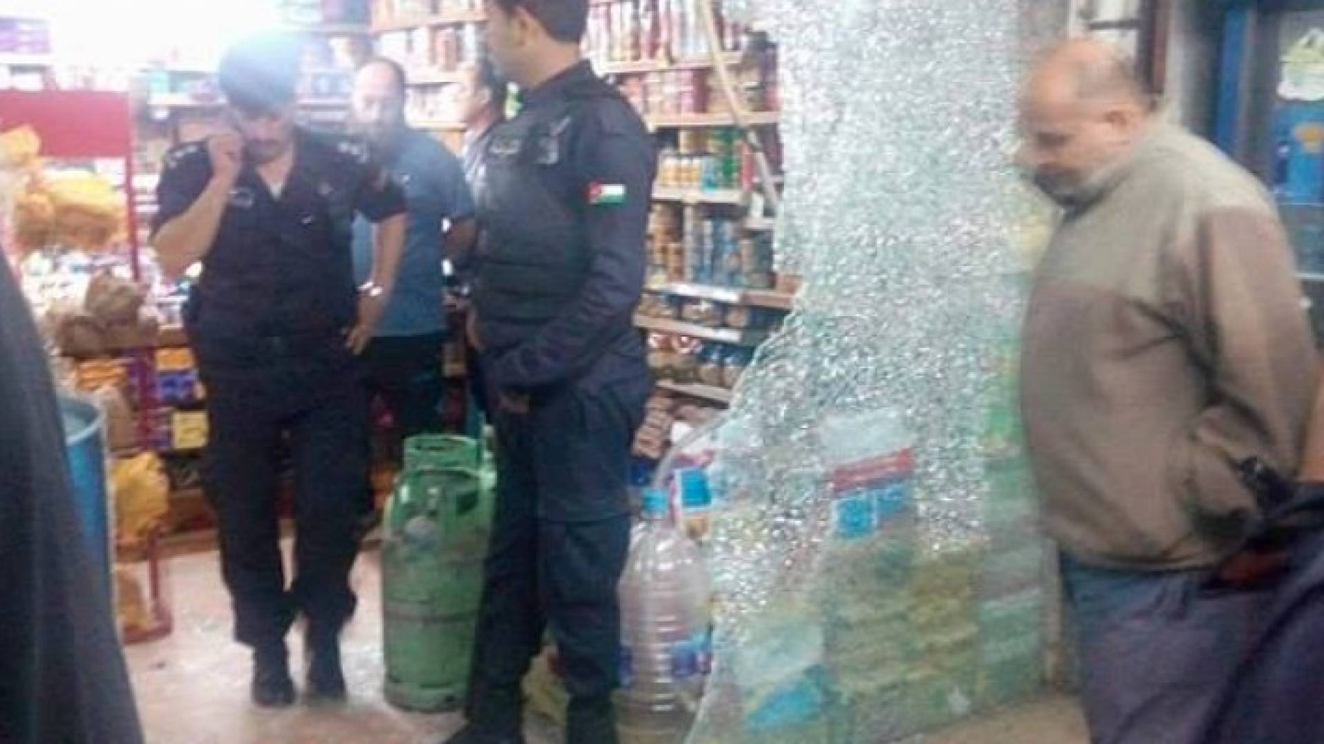 الامن يحقق بإصابة شخصين بعيار ناري في اربد.. صور 