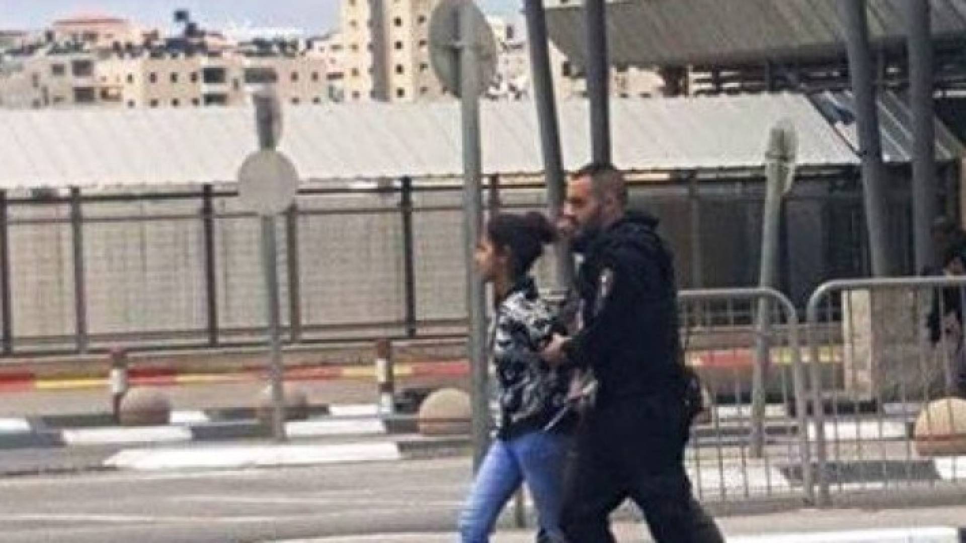 الاحتلال يعتقل فلسطينية بحجة محاولة الطعن على حاجز قلنديا