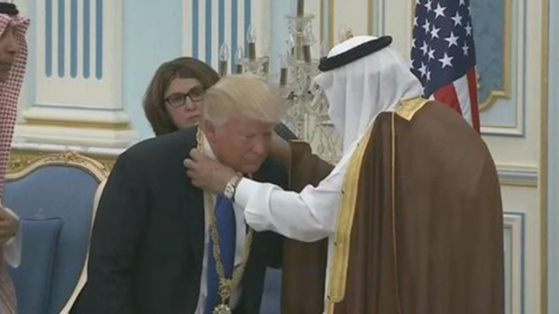 الملك سلمان يقلد ترامب بأرفع وسام سعودي