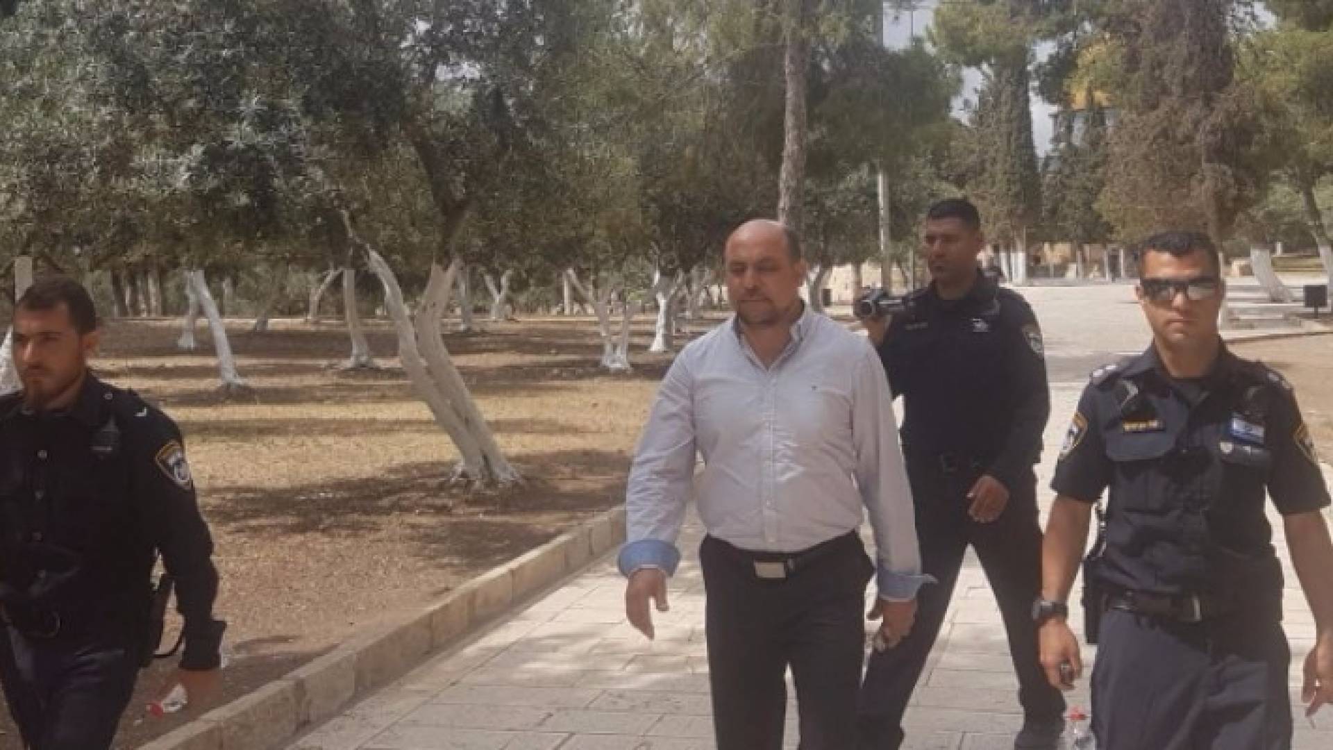 الاحتلال يخرج النائب غنايم من المسجد الأقصى المبارك